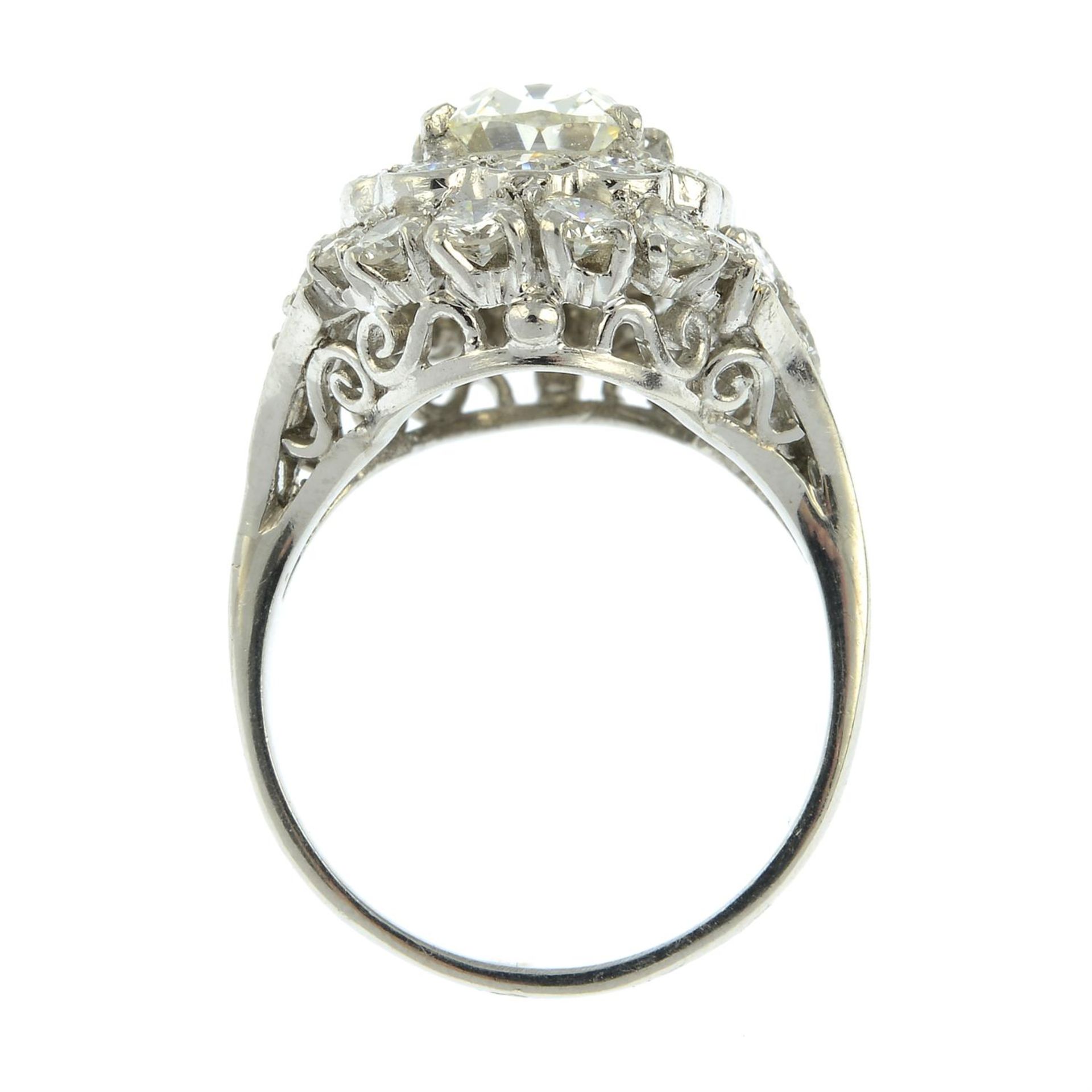 A cushion-cut diamond ring, with brilliant and baguette-cut diamond surrounds. - Bild 5 aus 6