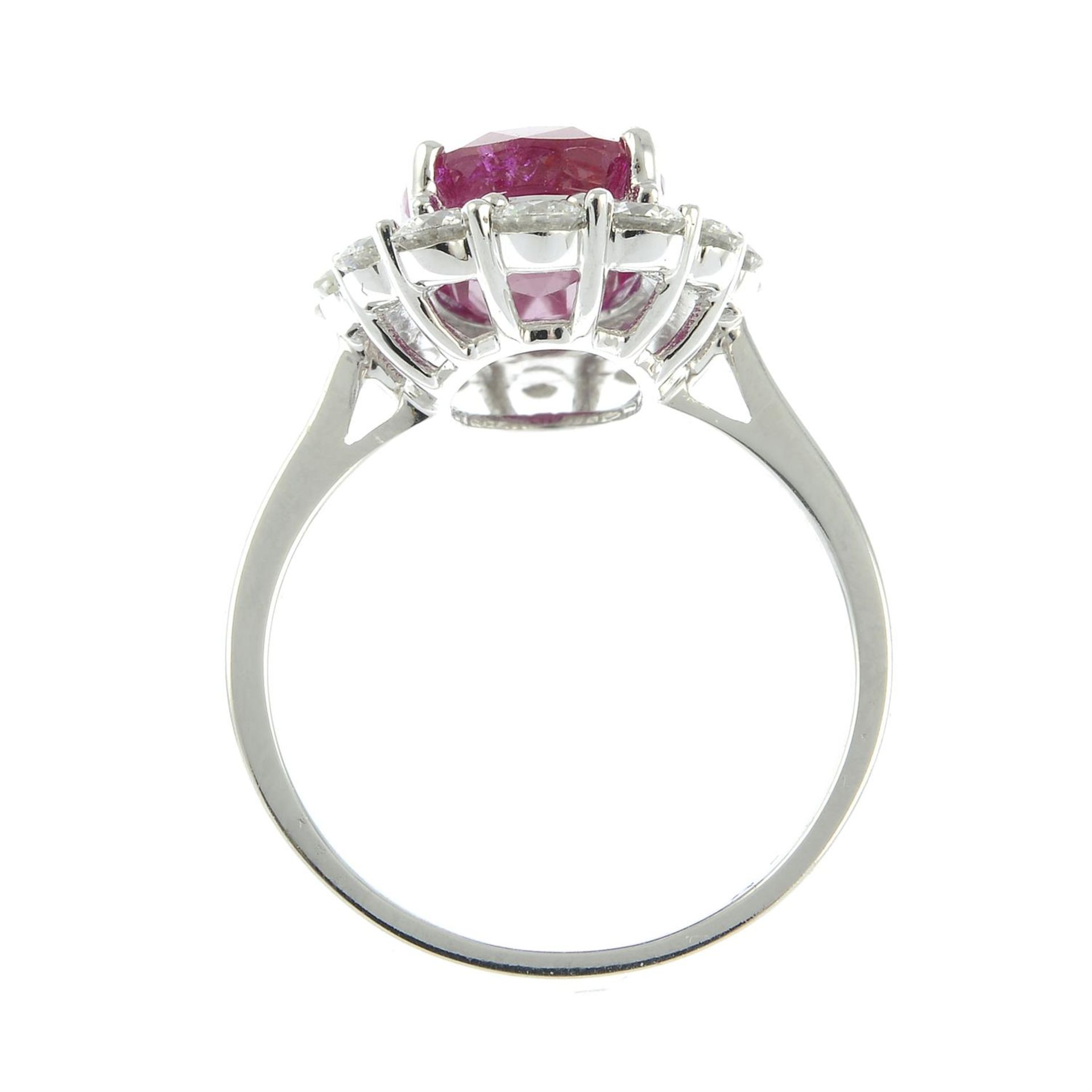 An 18ct gold ruby and diamond cluster ring. - Bild 5 aus 6