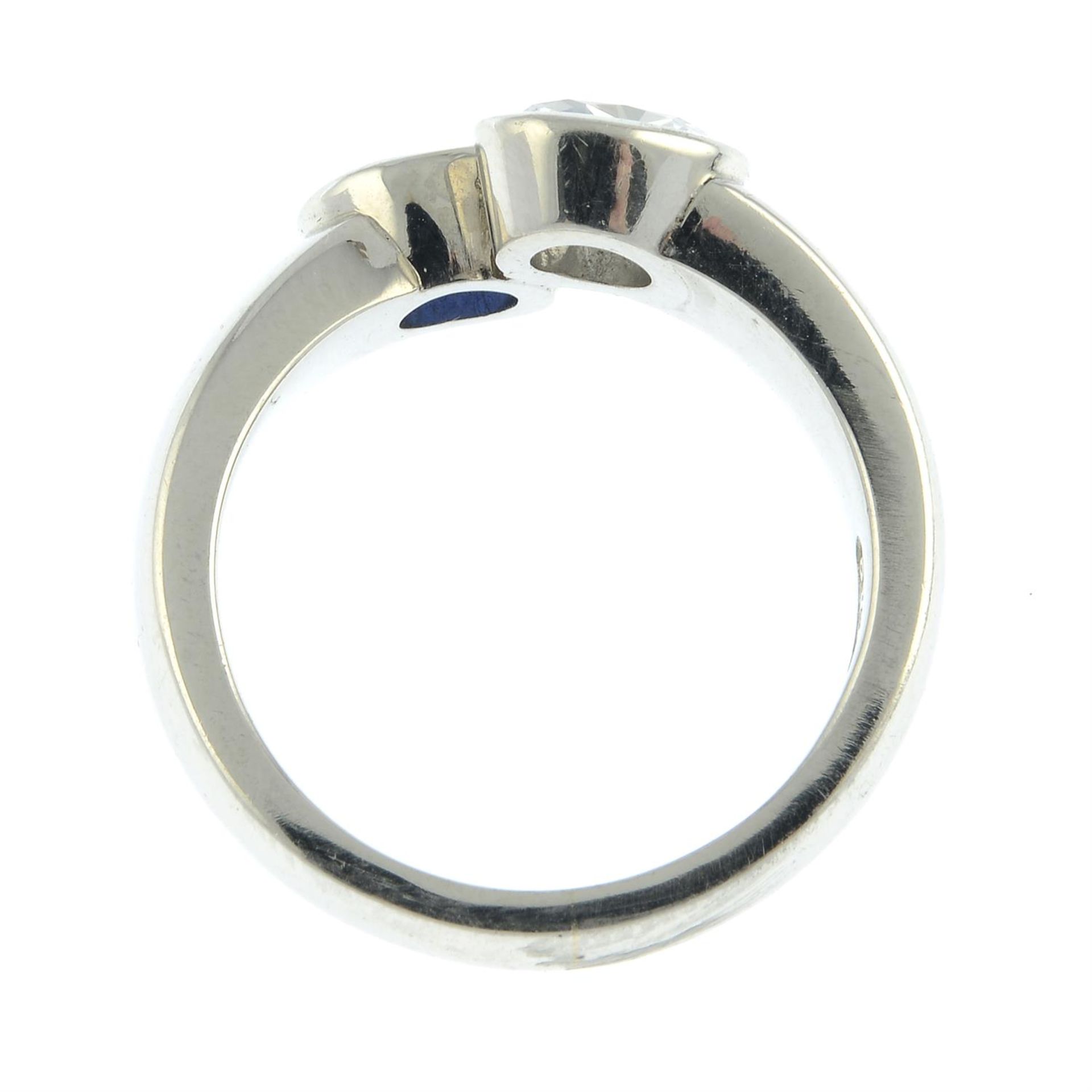 A platinum, oval-shape diamond and sapphire 'Toi et Moi' crossover ring. - Bild 5 aus 6