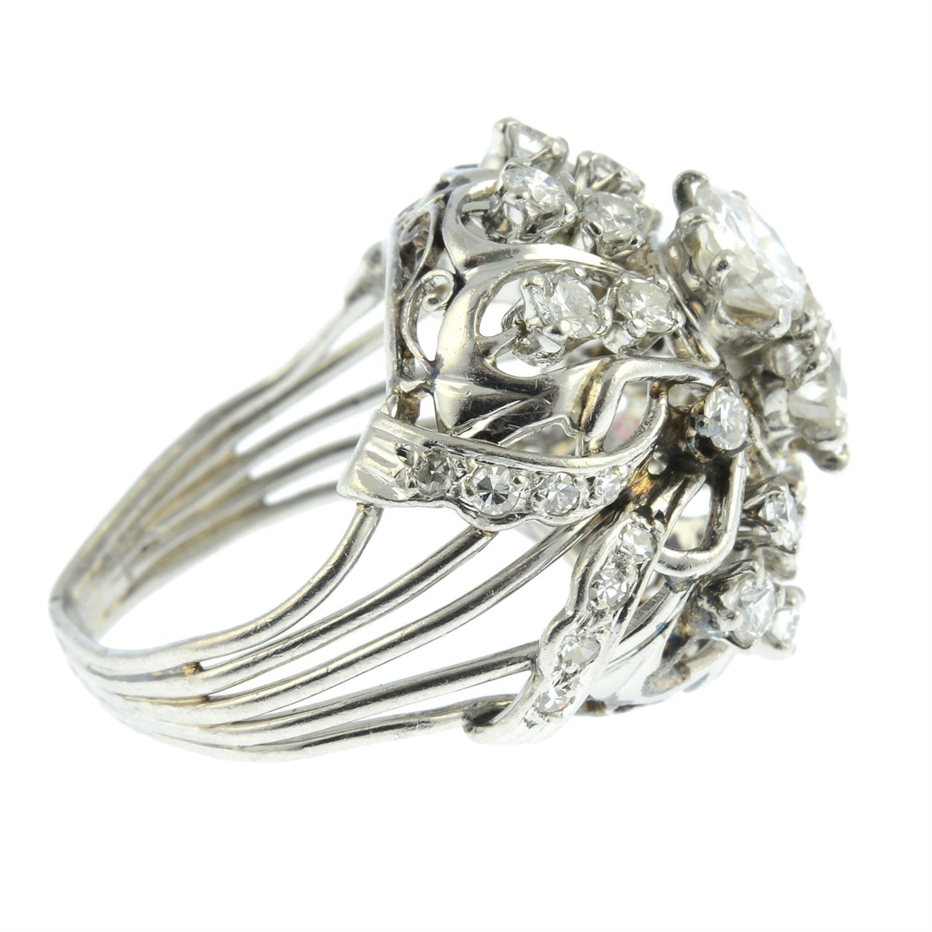 A mid 20th century platinum brilliant and single-cut diamond dress ring. - Bild 6 aus 7