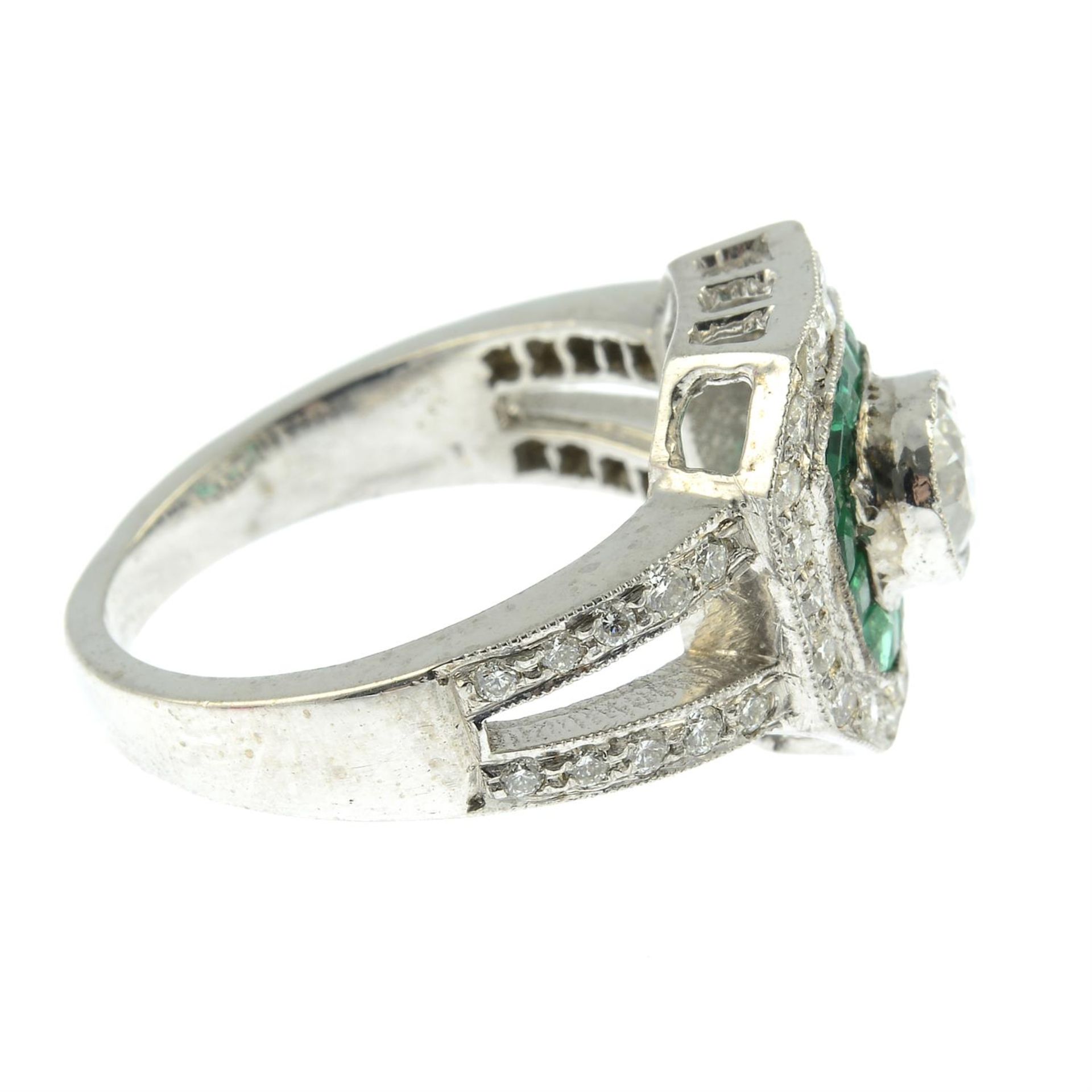 An emerald and diamond cluster ring. - Bild 6 aus 7
