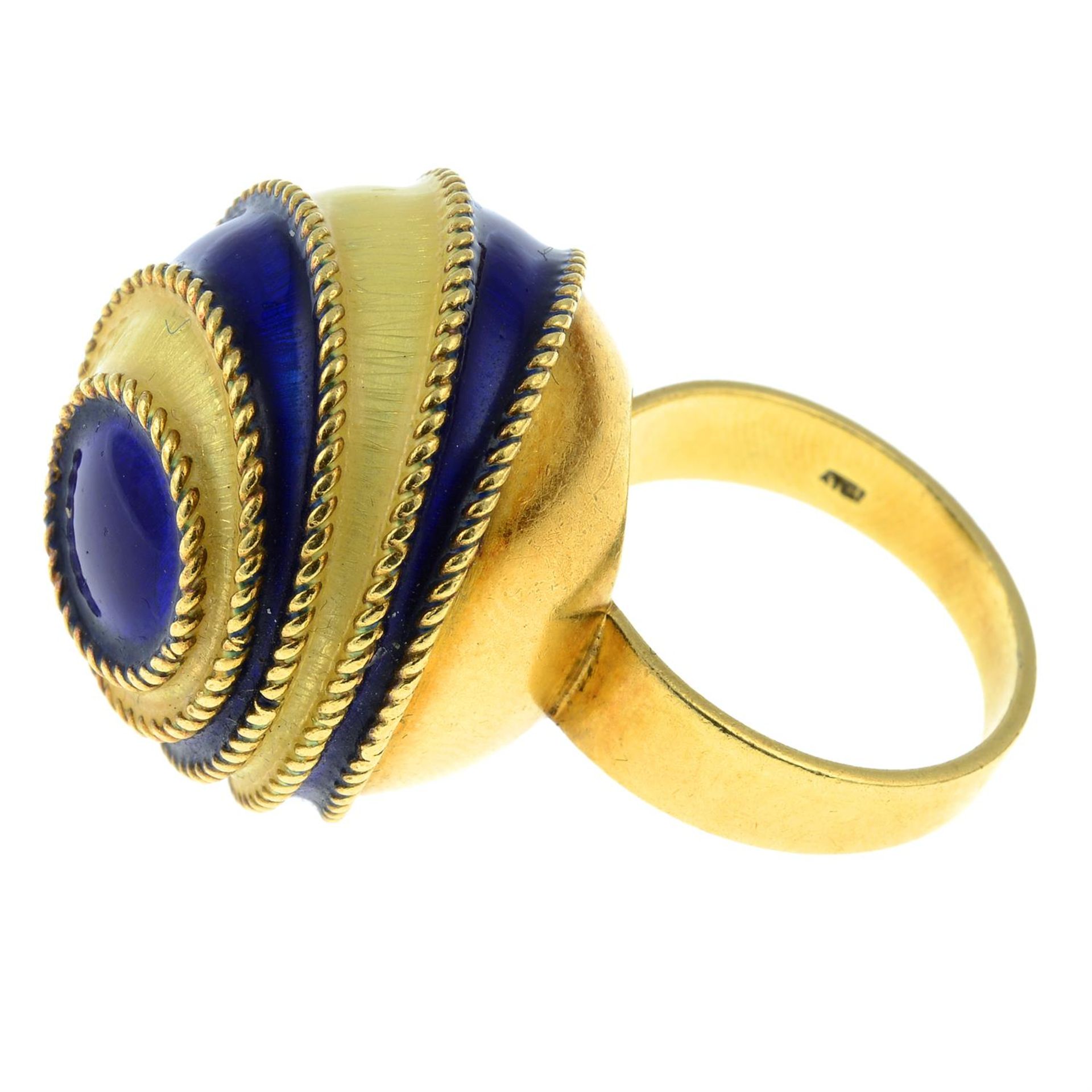 An alternating blue and near colourless enamel graduating circle bombe ring. - Image 3 of 6