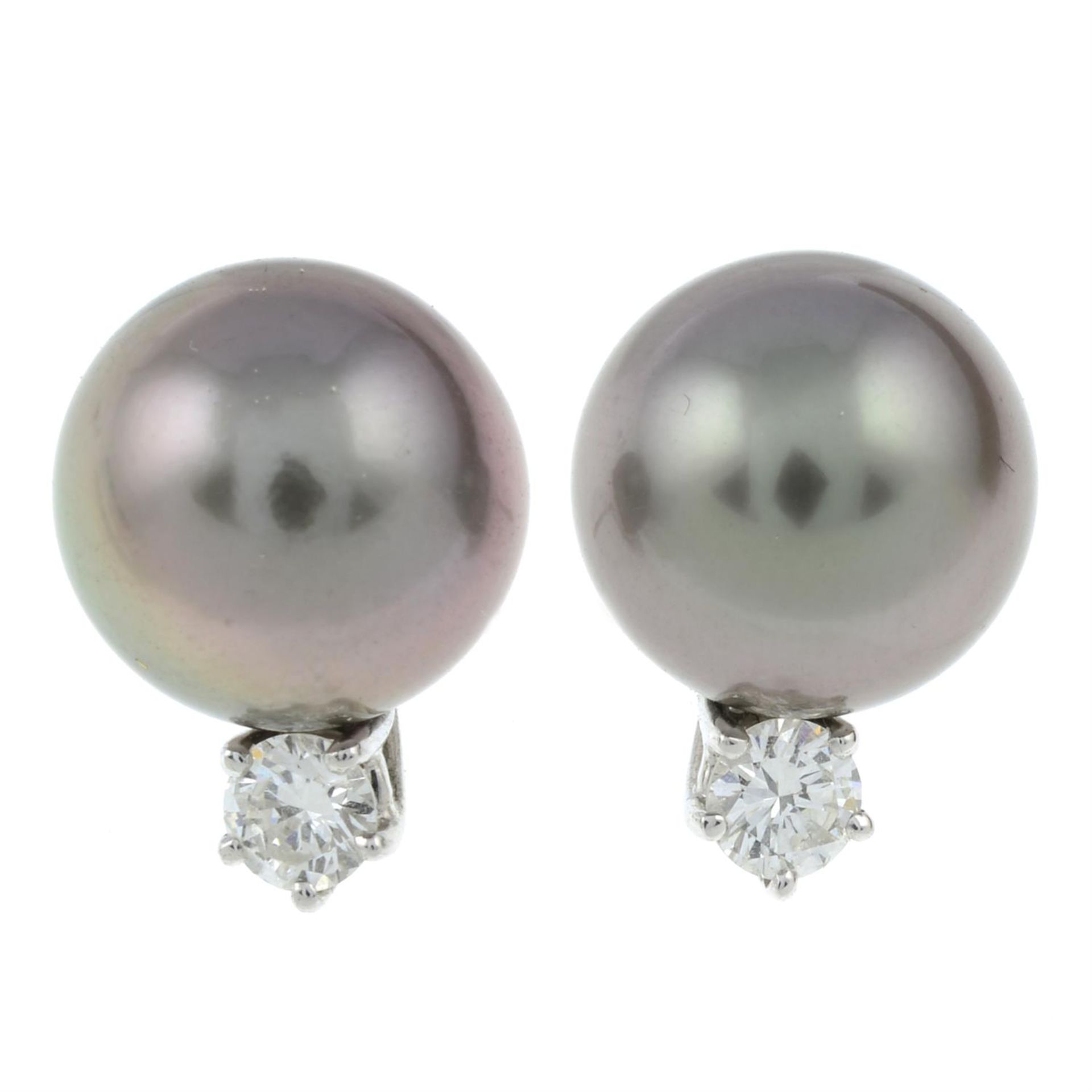 A pair of brilliant-cut diamond highlight 'Tahitian' cultured pearl stud earrings. - Bild 2 aus 3