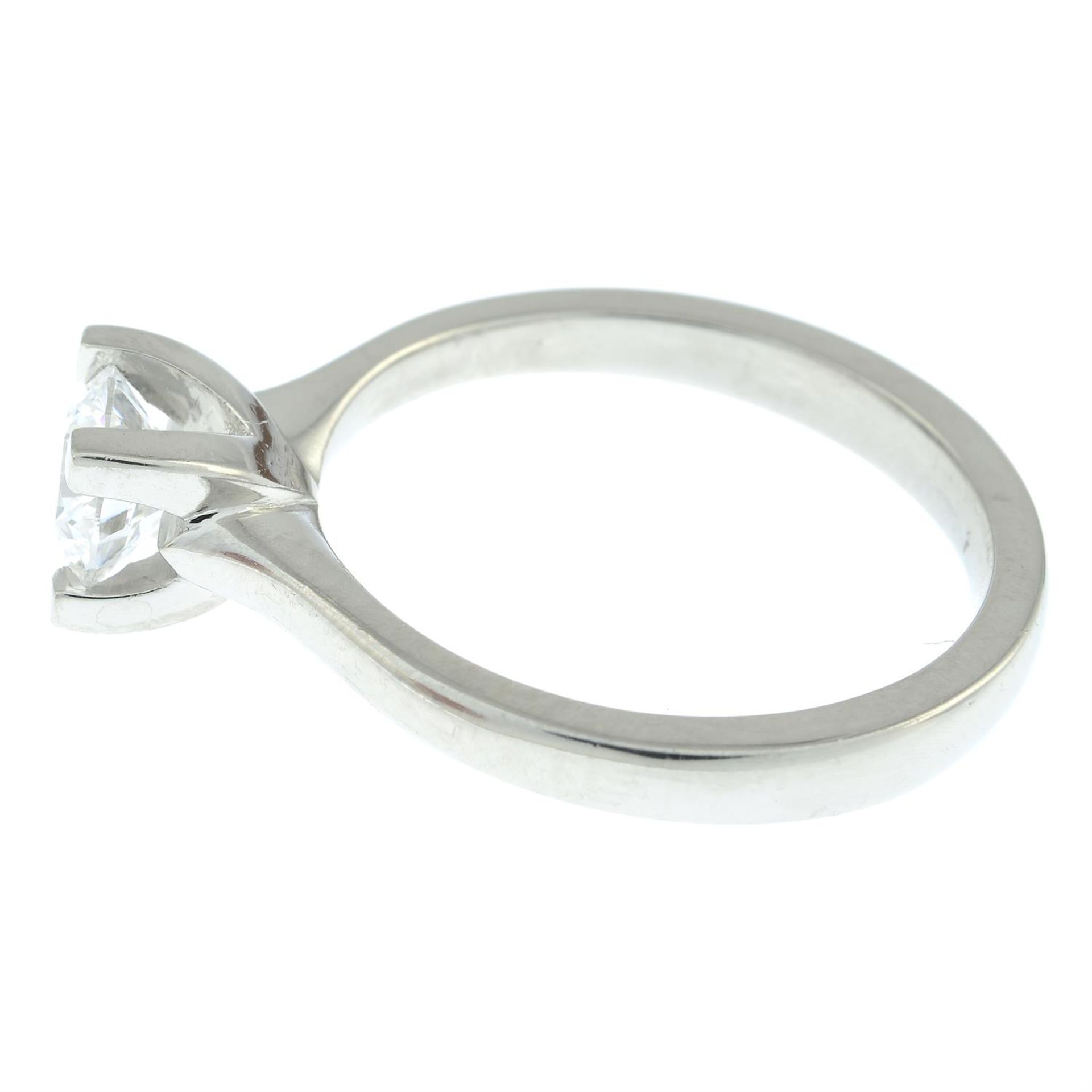 A platinum brilliant-cut diamond single-stone ring. - Bild 3 aus 5