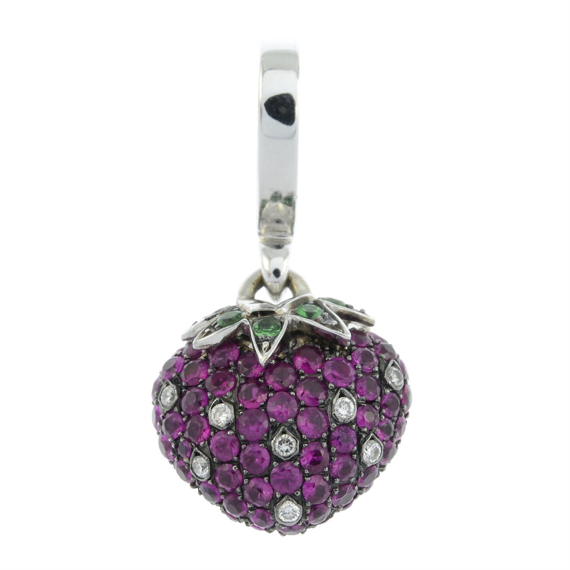 An 18ct gold ruby, diamond and green garnet strawberry charm pendant, by Theo Fennell. - Bild 2 aus 3