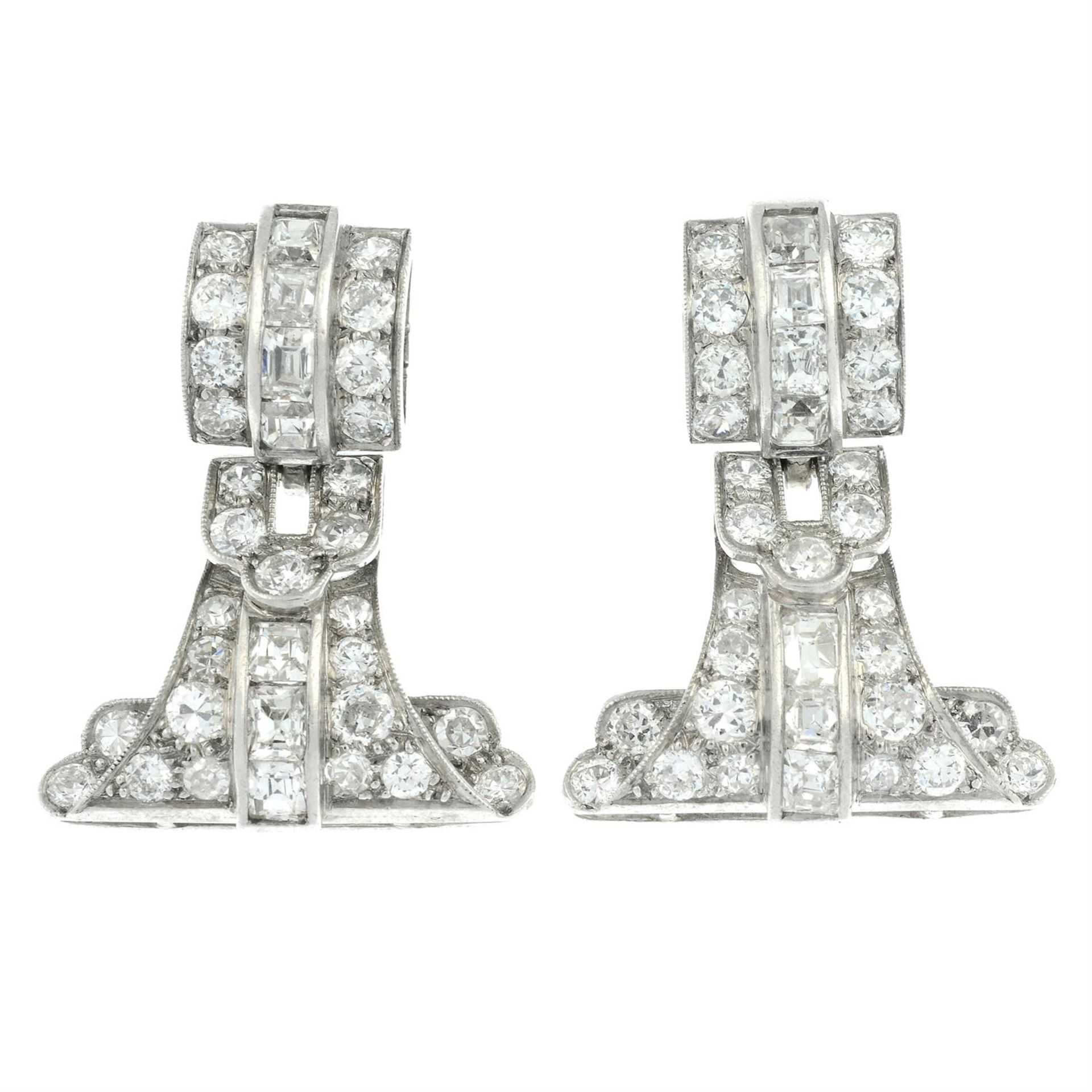 A pair of brilliant and baguette-cut diamond earrings. - Bild 2 aus 3