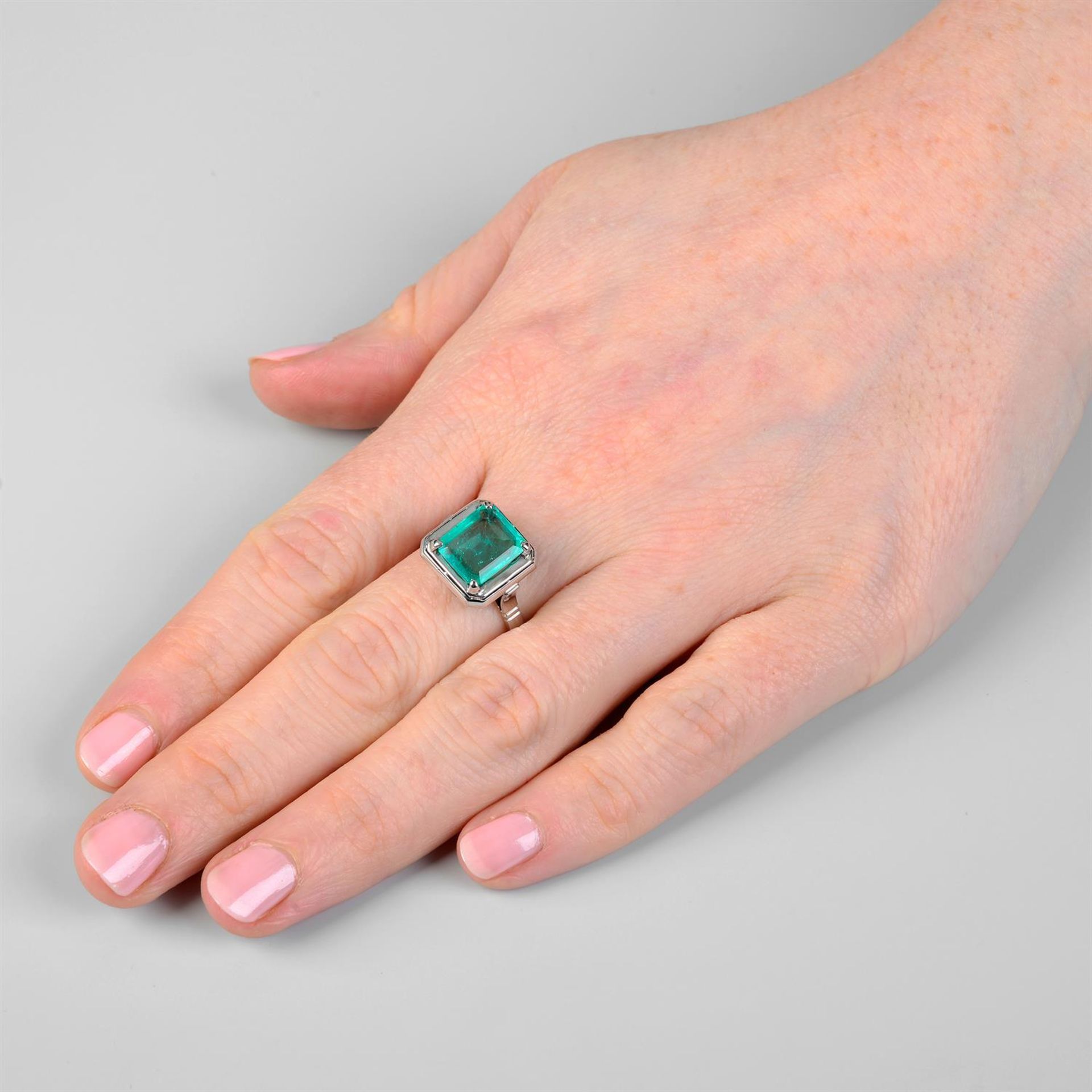 An emerald single-stone ring. - Bild 6 aus 6