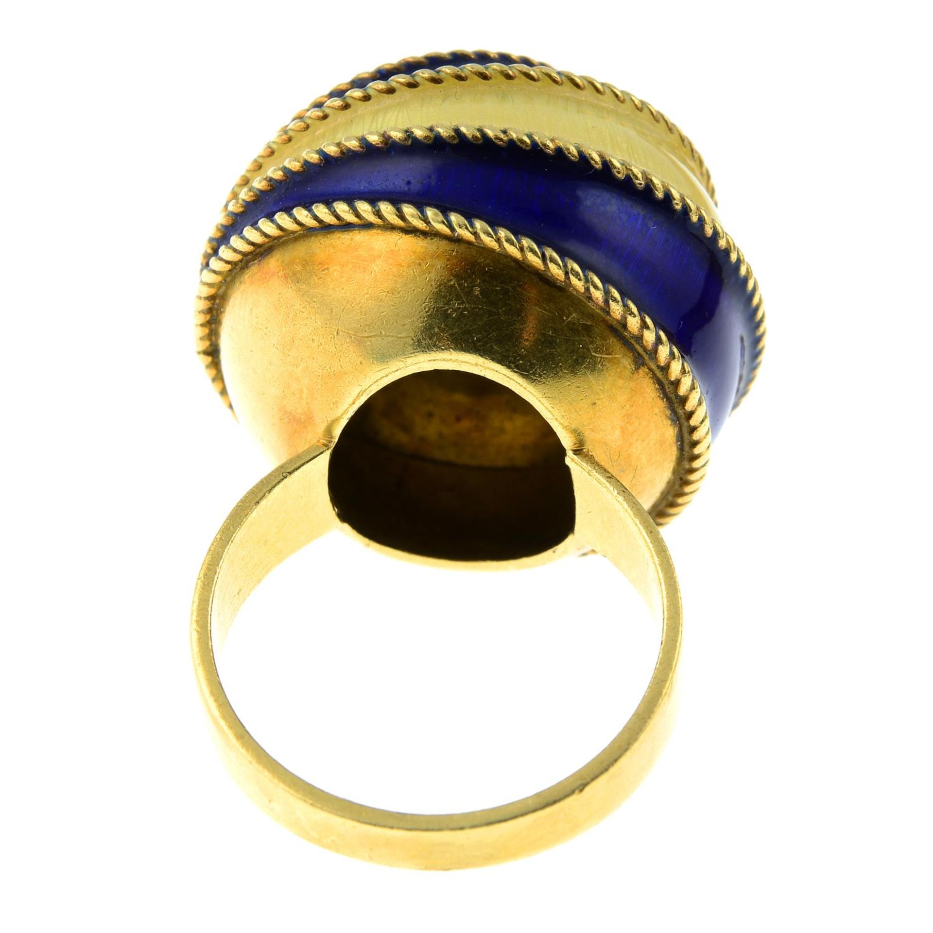 An alternating blue and near colourless enamel graduating circle bombe ring. - Image 4 of 6