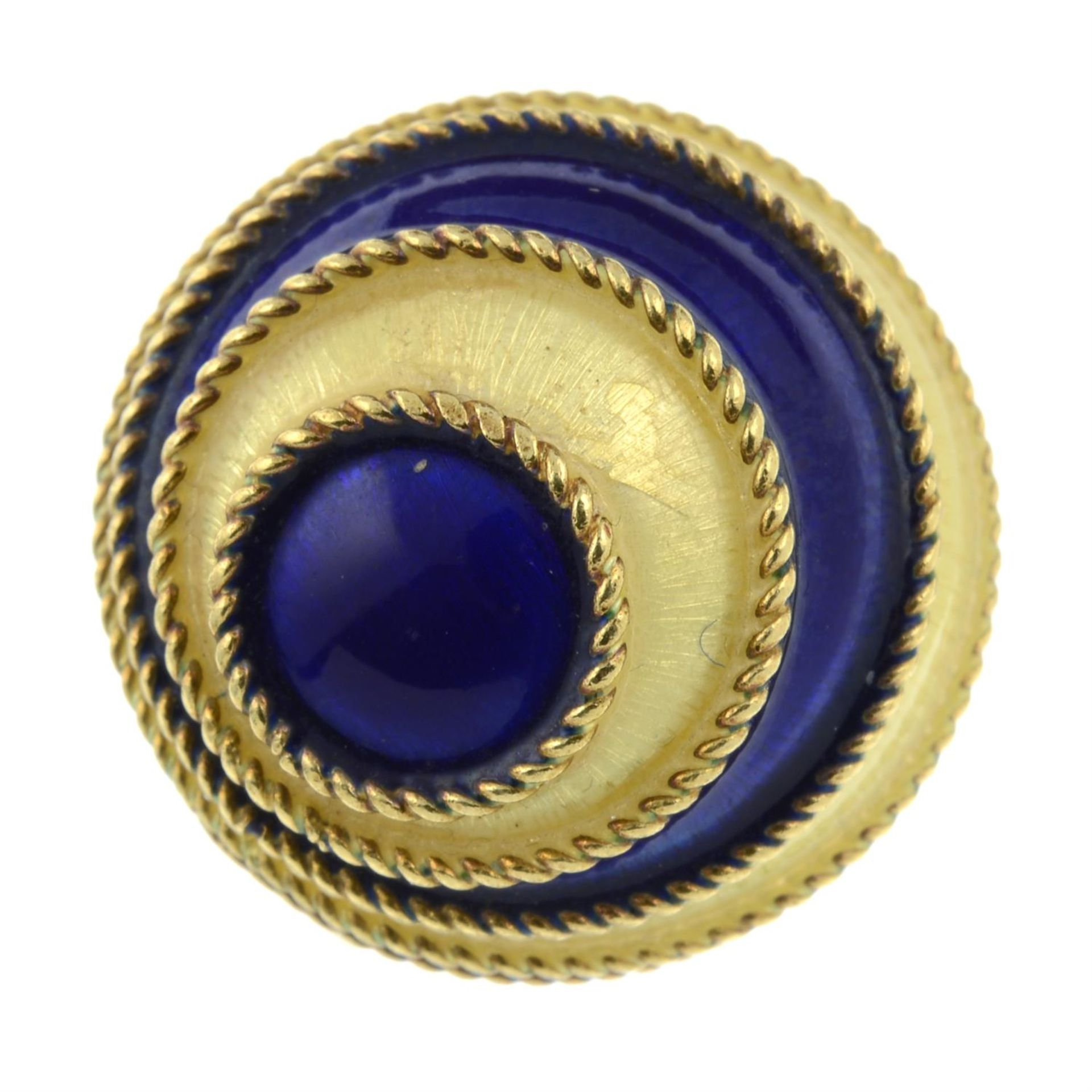 An alternating blue and near colourless enamel graduating circle bombe ring. - Image 2 of 6