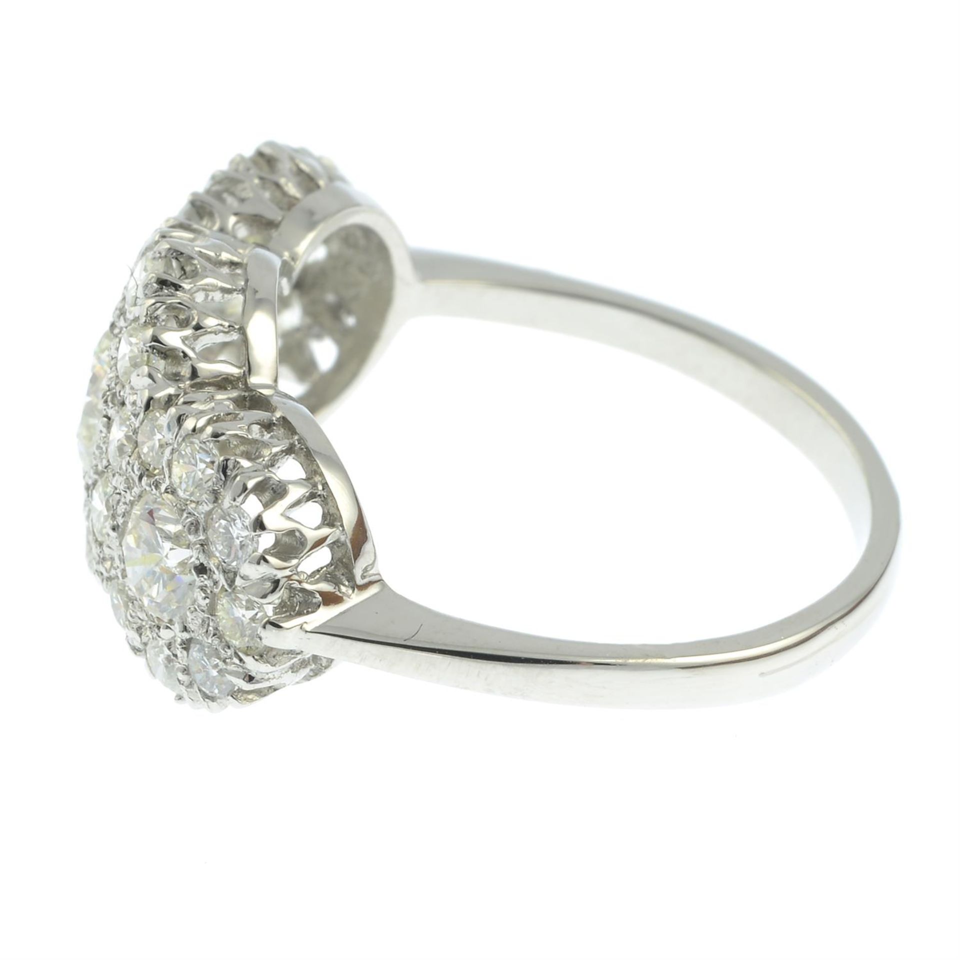 A brilliant-cut diamond triple cluster ring. - Bild 3 aus 5