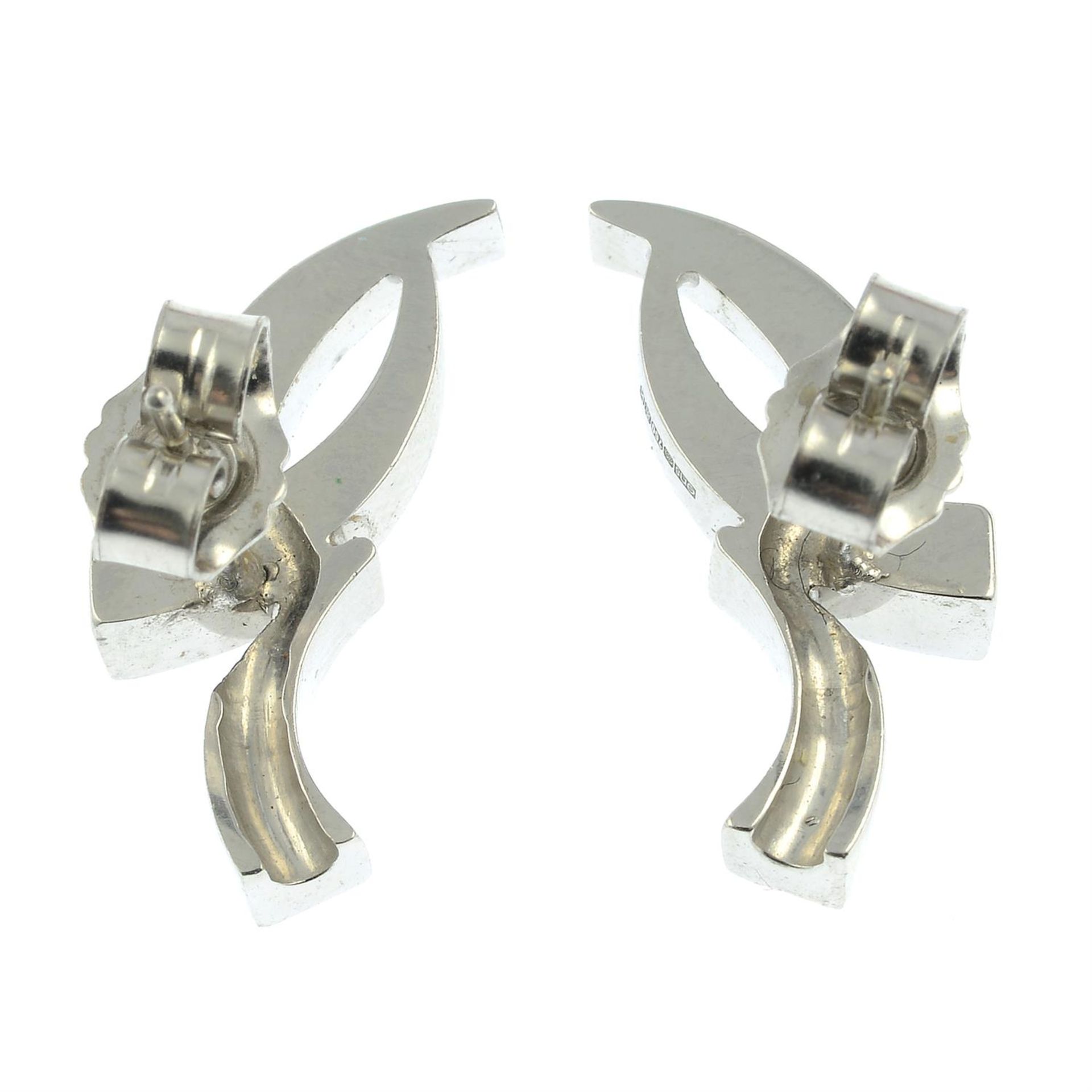 A pair of 18ct gold brilliant-cut diamond scrolling line earrings. - Bild 3 aus 3