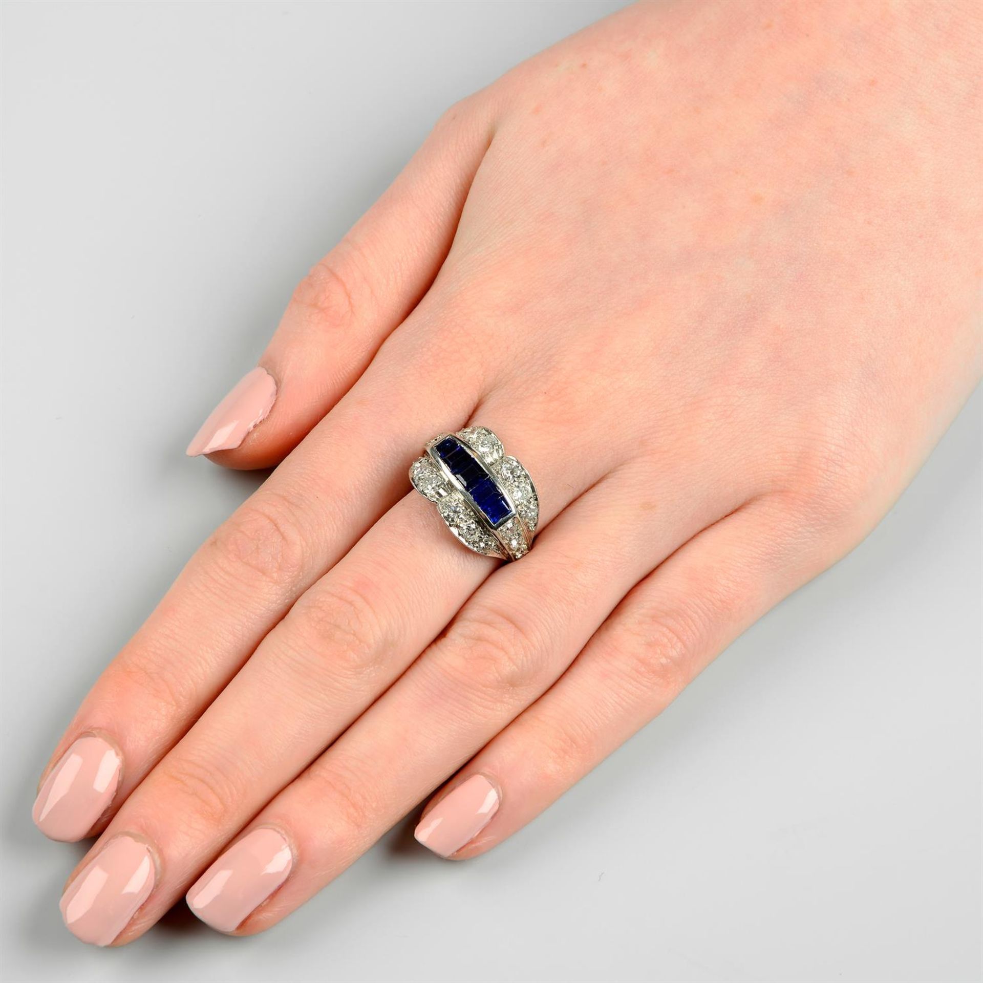 A sapphire and brilliant-cut diamond dress ring. - Bild 5 aus 5