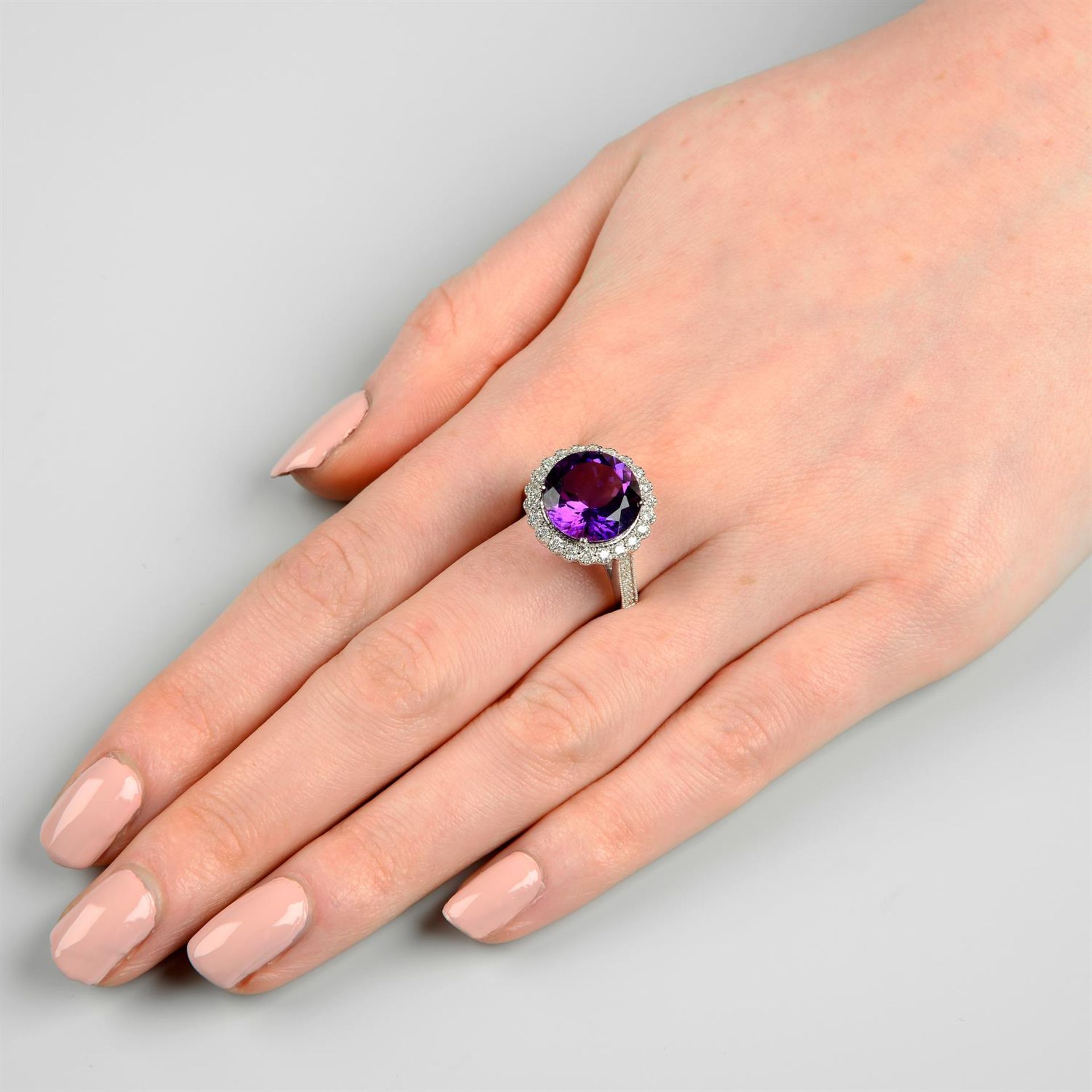 An 18ct gold amethyst and diamond cluster ring. - Bild 6 aus 6