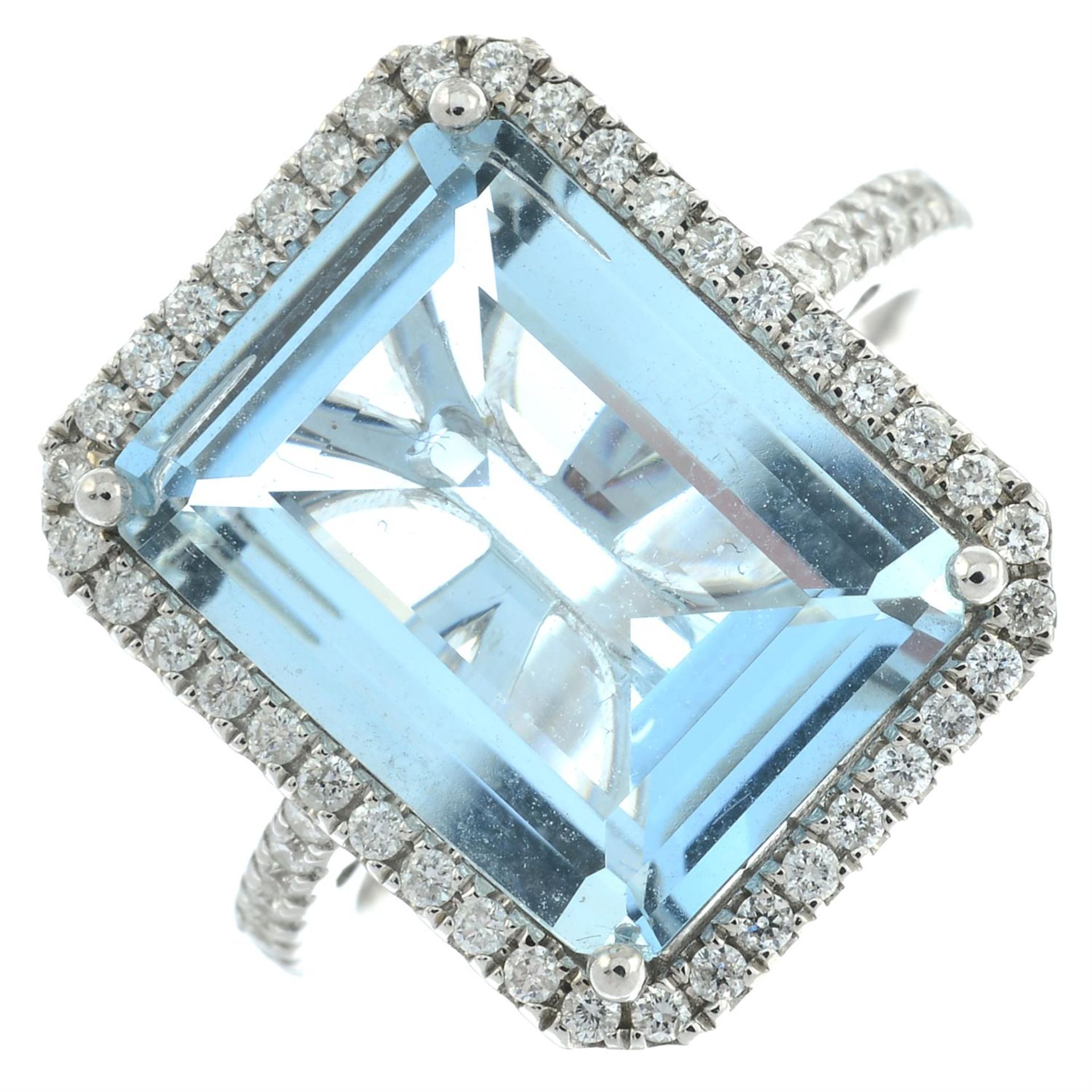 An 18ct gold aquamarine and diamond cluster ring. - Bild 2 aus 6