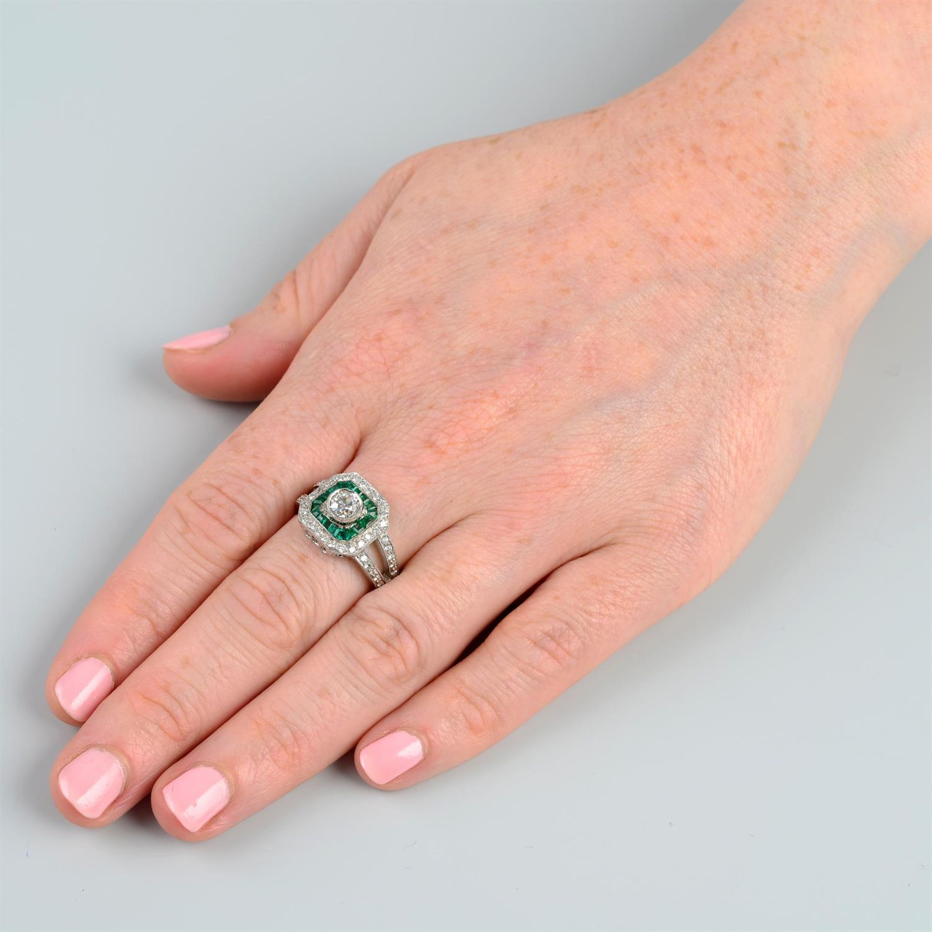 An emerald and diamond cluster ring. - Bild 7 aus 7