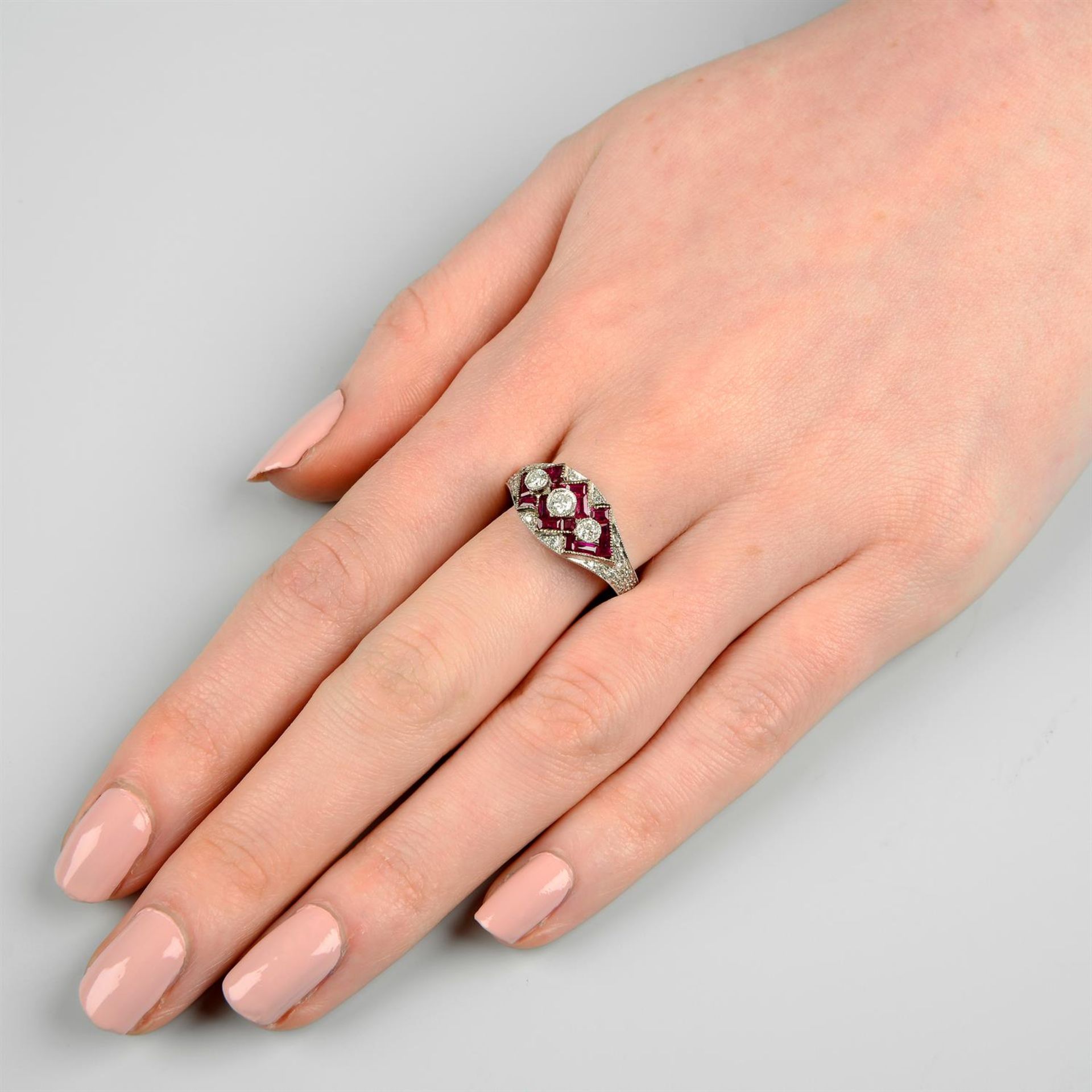 A brilliant-cut diamond and ruby dress ring. - Bild 6 aus 6