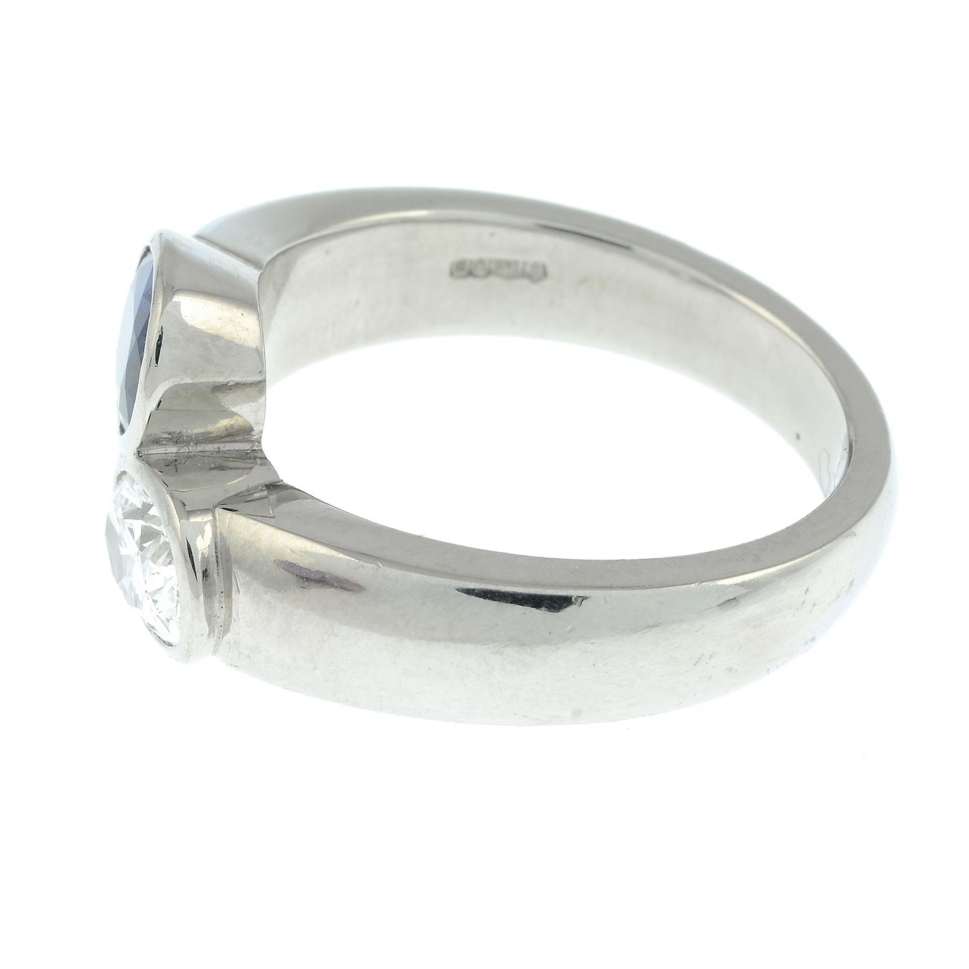 A platinum, oval-shape diamond and sapphire 'Toi et Moi' crossover ring. - Bild 3 aus 6