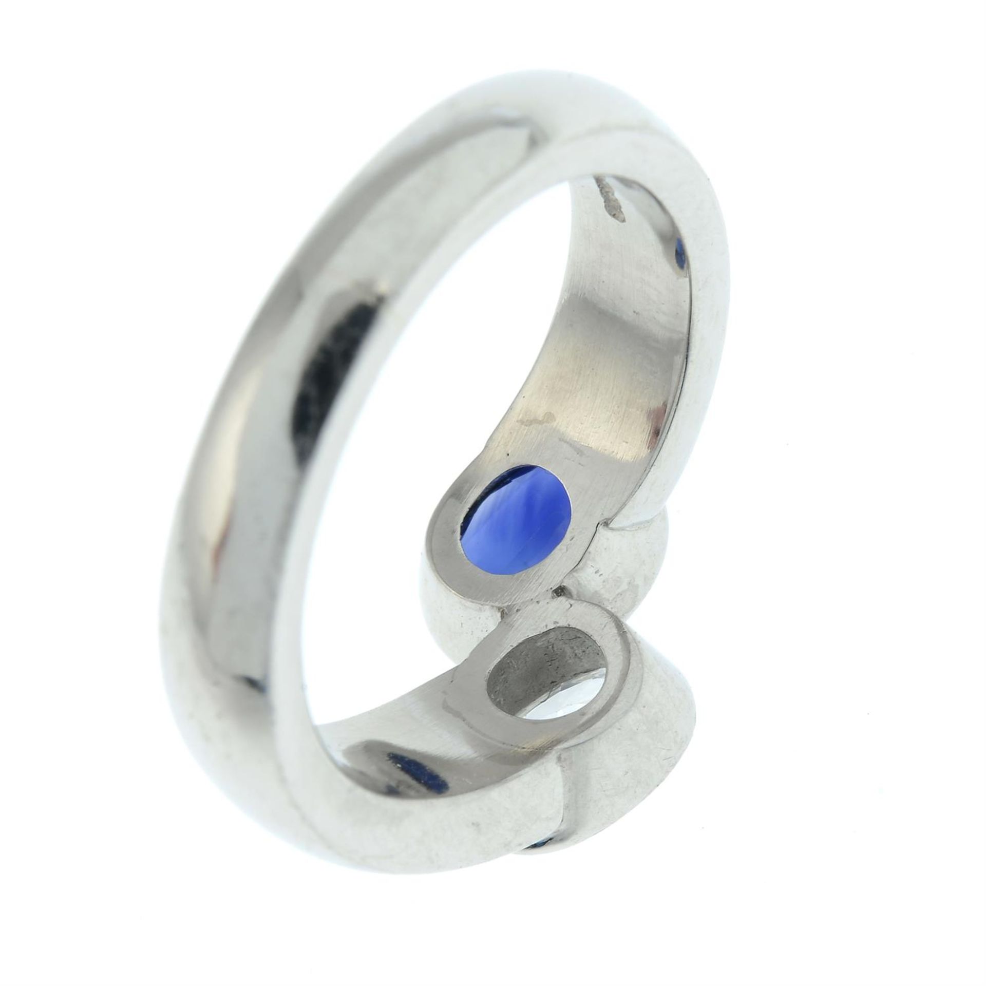 A platinum, oval-shape diamond and sapphire 'Toi et Moi' crossover ring. - Bild 4 aus 6