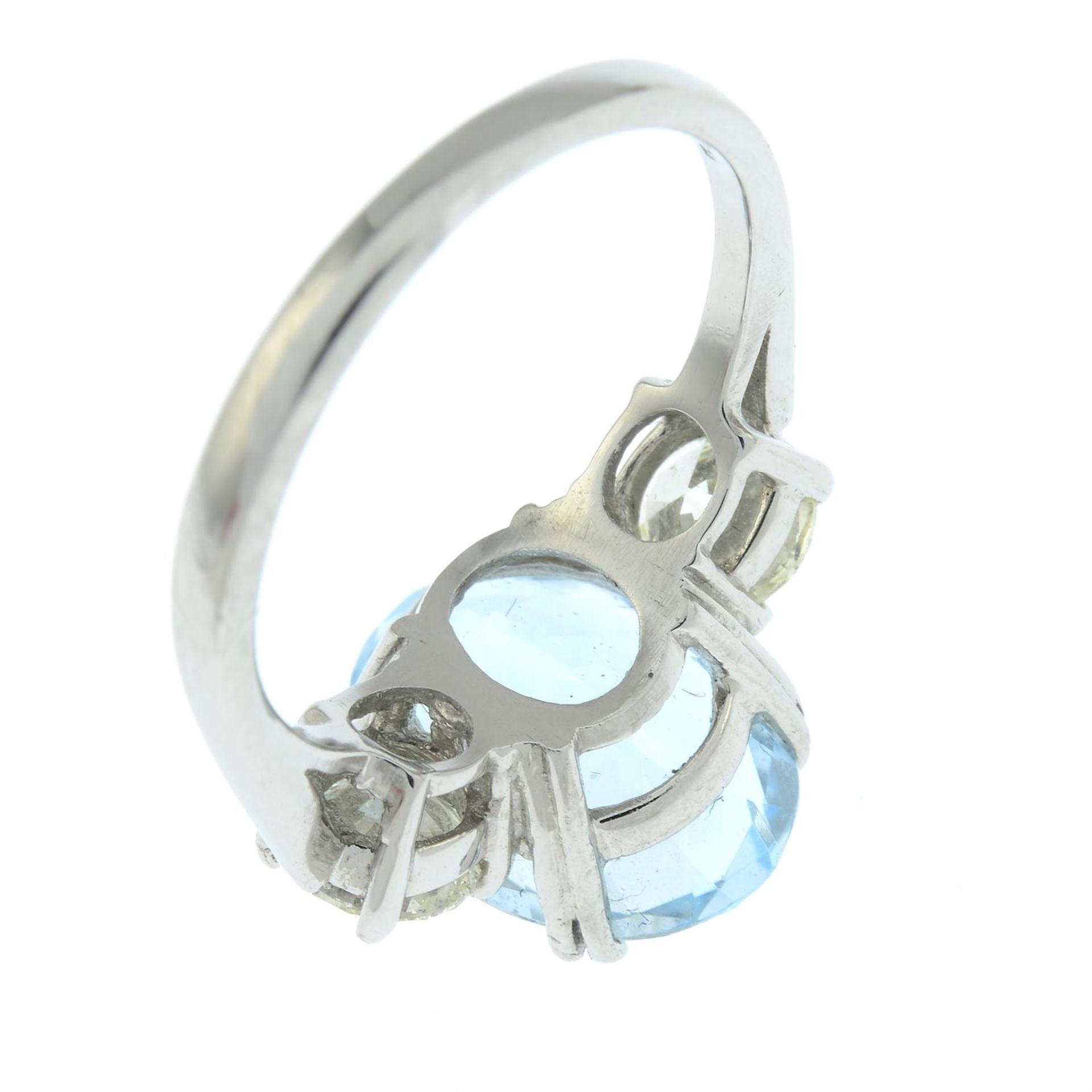 A platinum aquamarine and brilliant-cut diamond three-stone ring. - Bild 4 aus 5