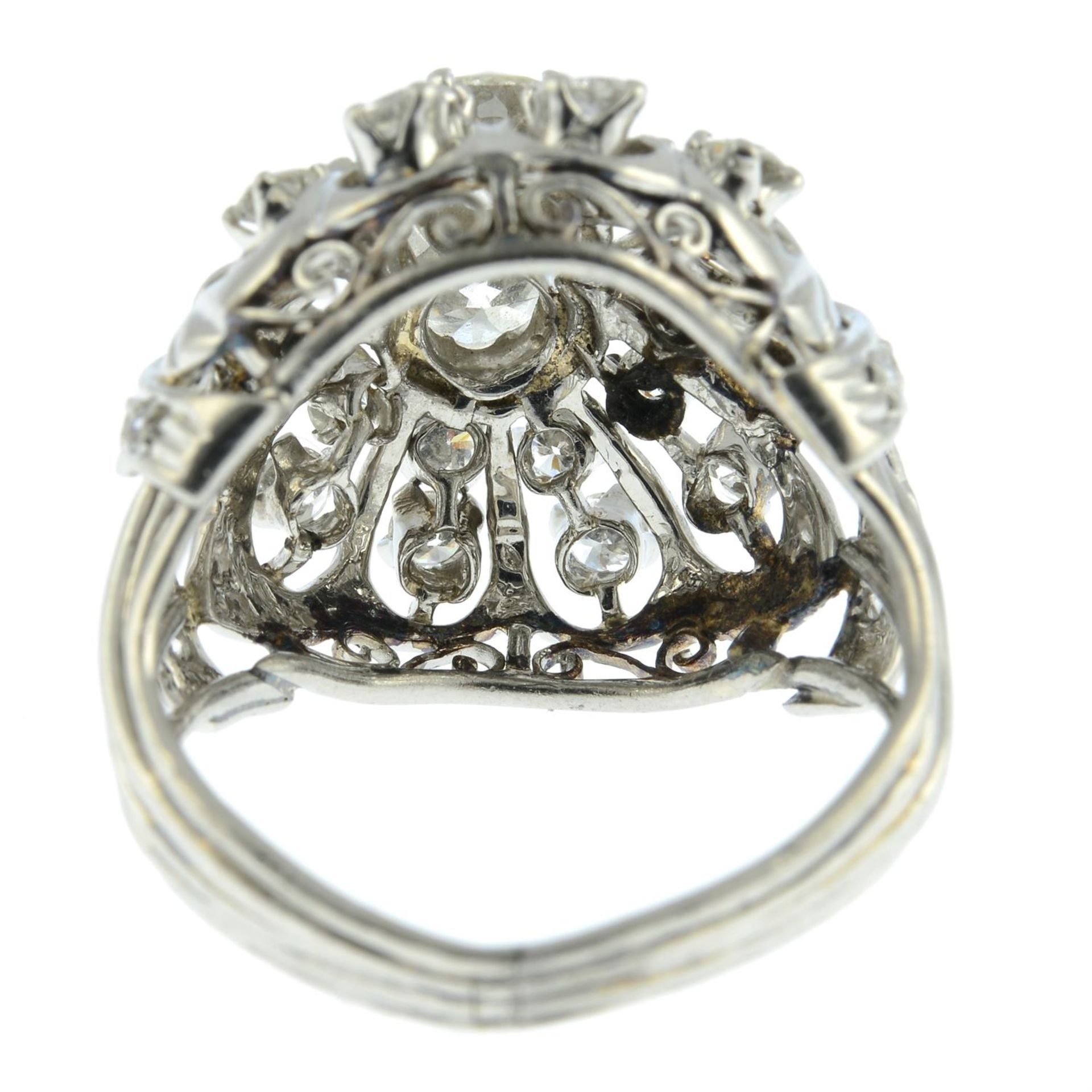 A mid 20th century platinum brilliant and single-cut diamond dress ring. - Bild 4 aus 7