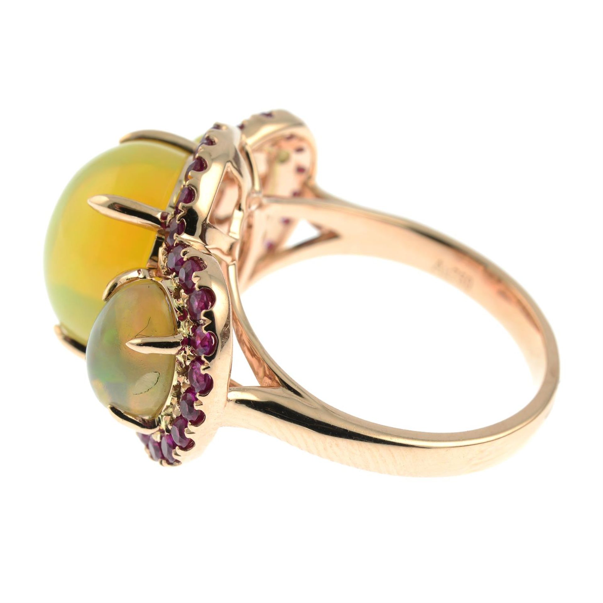 A graduated opal three-stone ring, with ruby shared surround. - Bild 3 aus 6