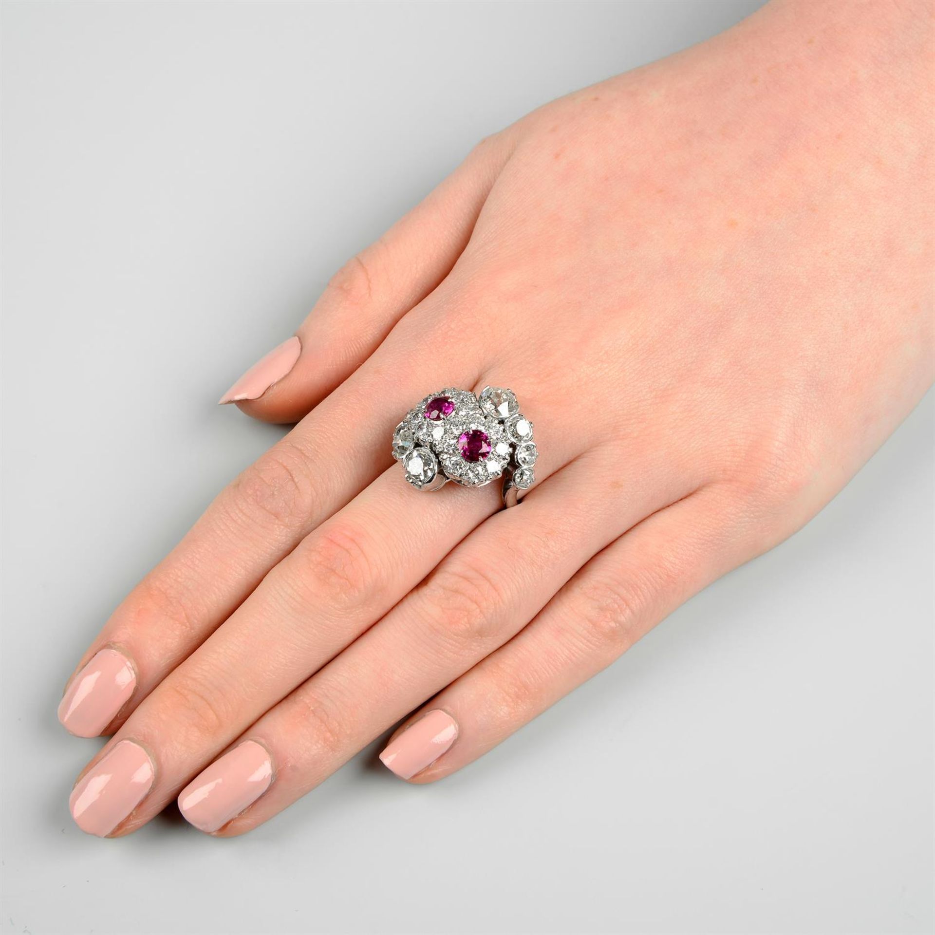 A ruby and brilliant-cut diamond double cluster ring, with graduated old-cut diamond asymmetric - Bild 6 aus 6