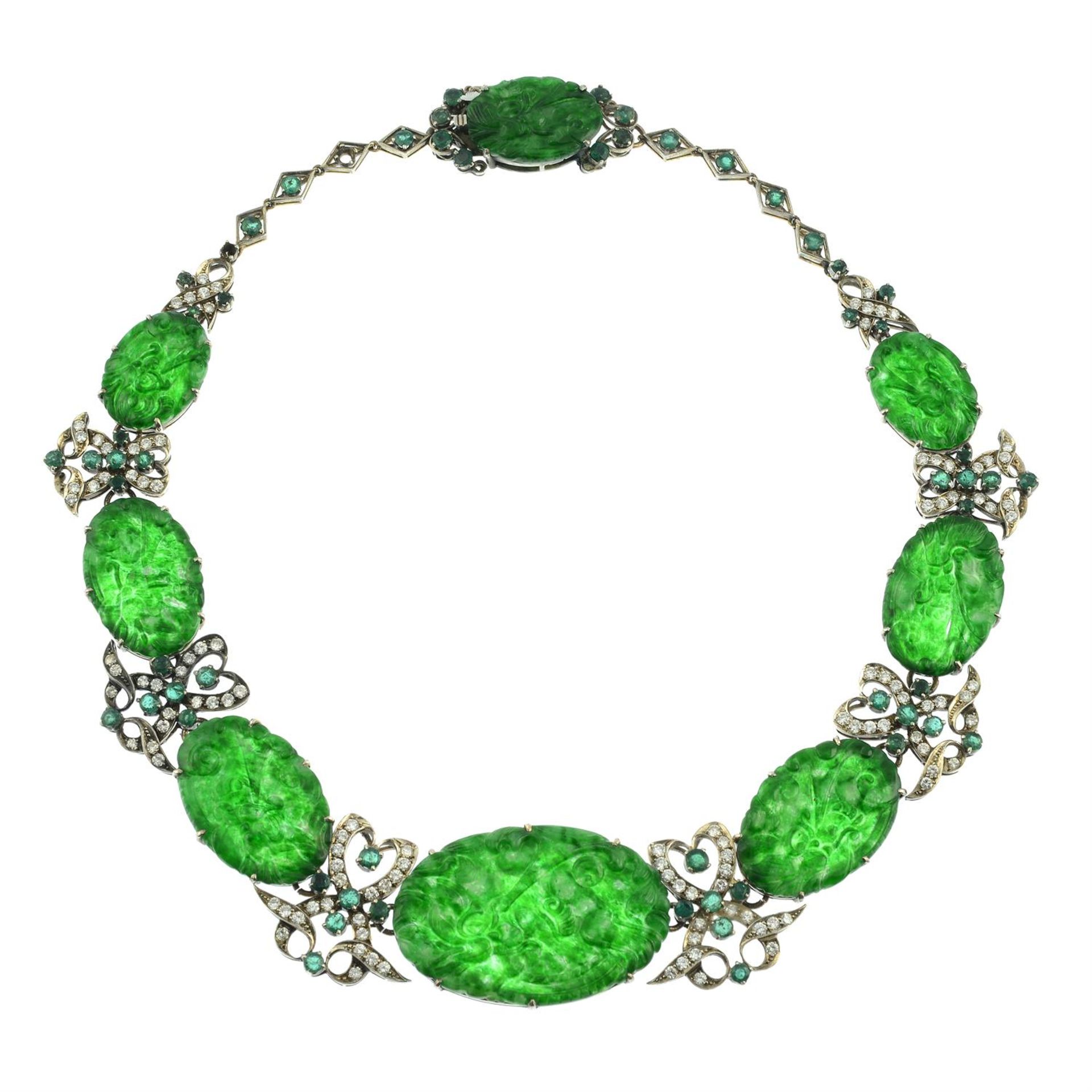 A carved A-type jade, brilliant-cut diamond and emerald necklace. - Bild 3 aus 7