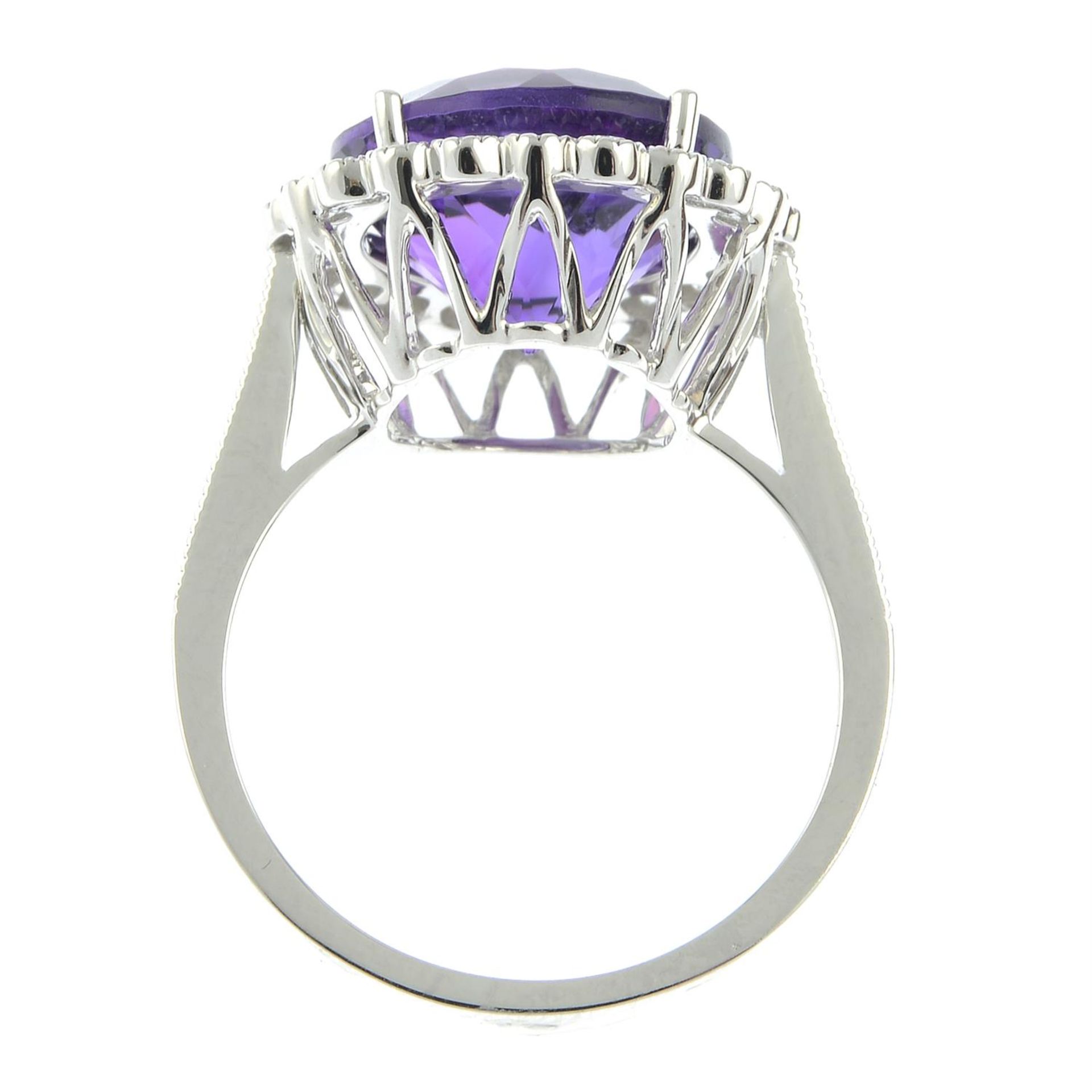 An 18ct gold amethyst and diamond cluster ring. - Bild 5 aus 6
