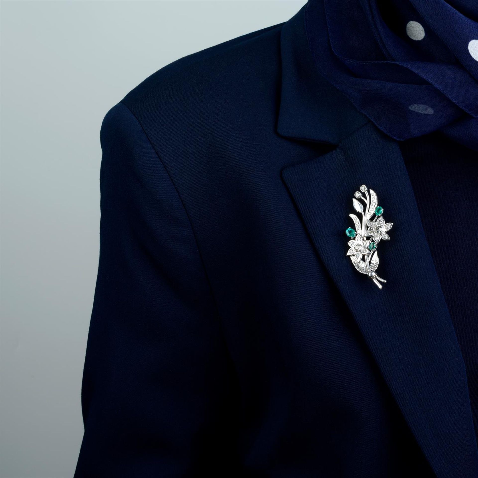 An 18ct gold diamond and emerald floral brooch. - Bild 4 aus 4