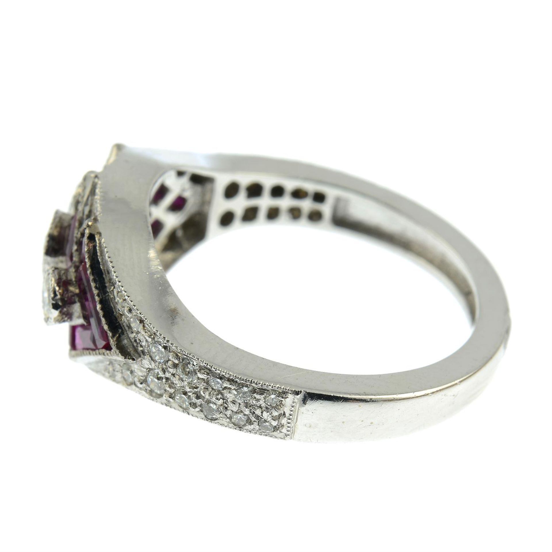 A brilliant-cut diamond and ruby dress ring. - Bild 3 aus 6