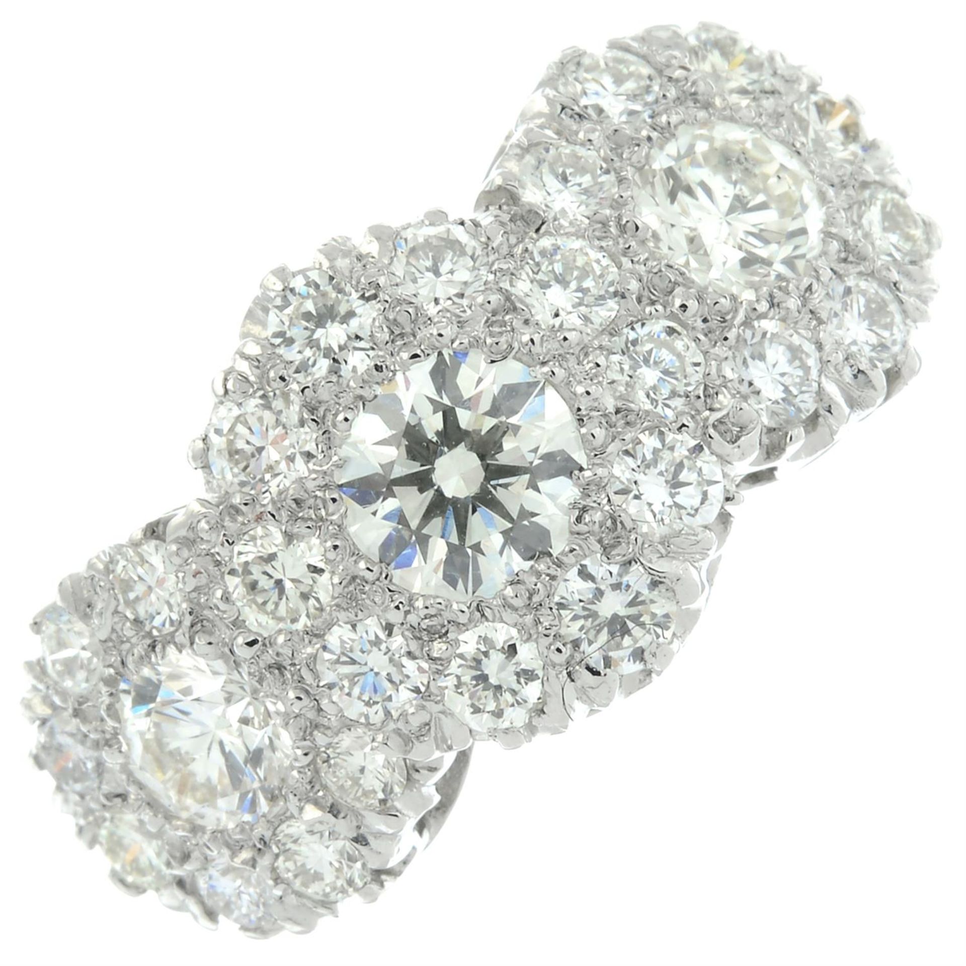 A brilliant-cut diamond triple cluster ring. - Bild 2 aus 5