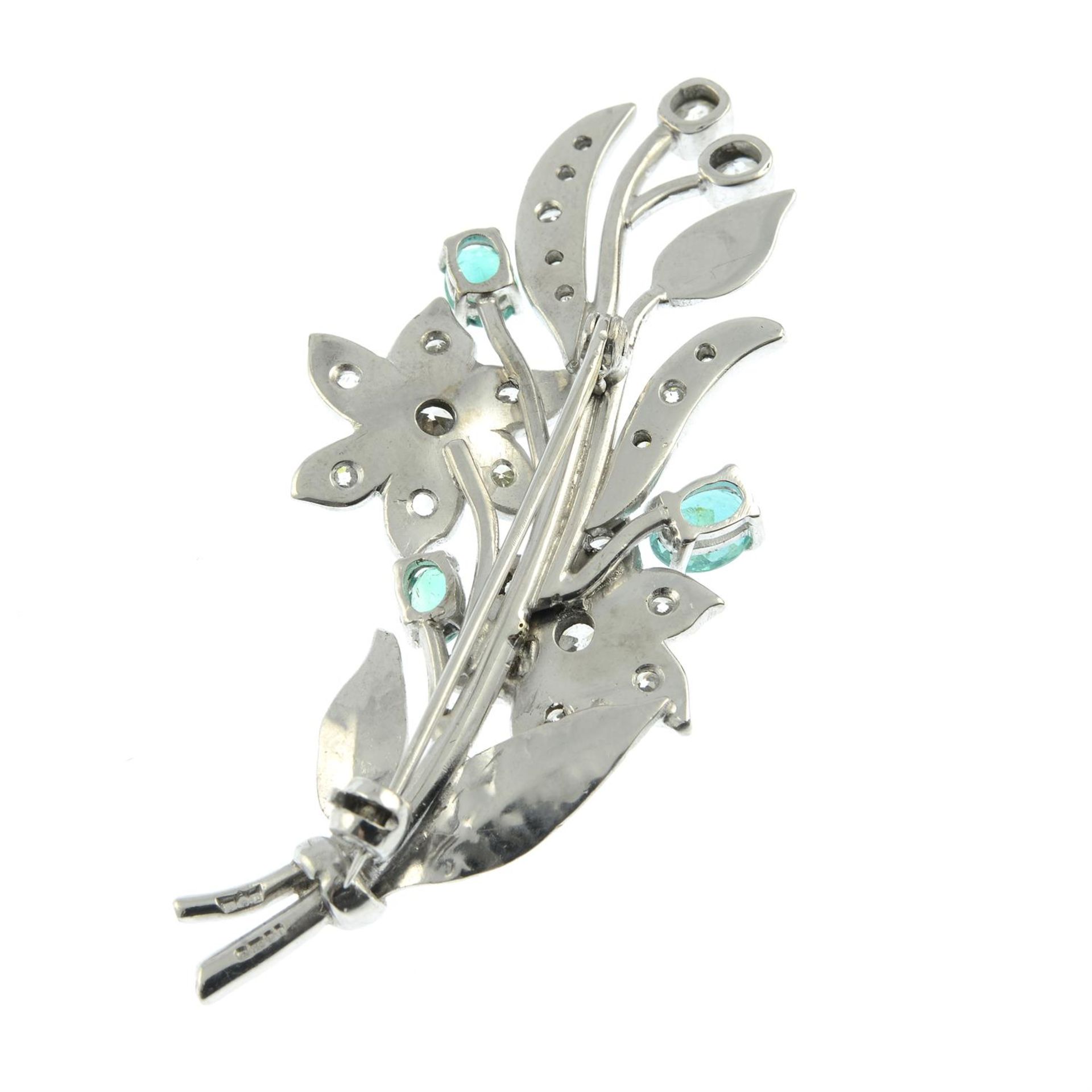 An 18ct gold diamond and emerald floral brooch. - Bild 3 aus 4