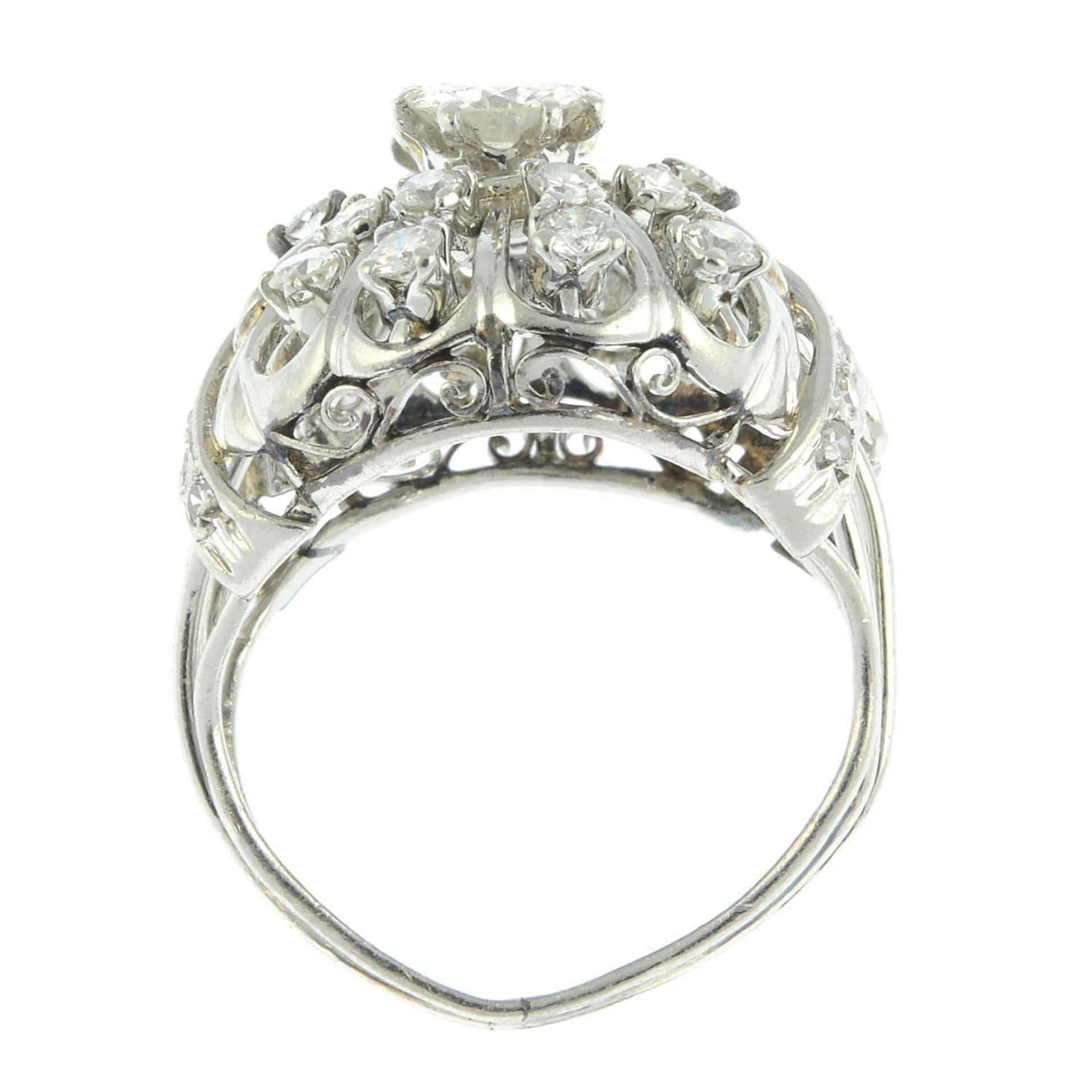 A mid 20th century platinum brilliant and single-cut diamond dress ring. - Bild 5 aus 7