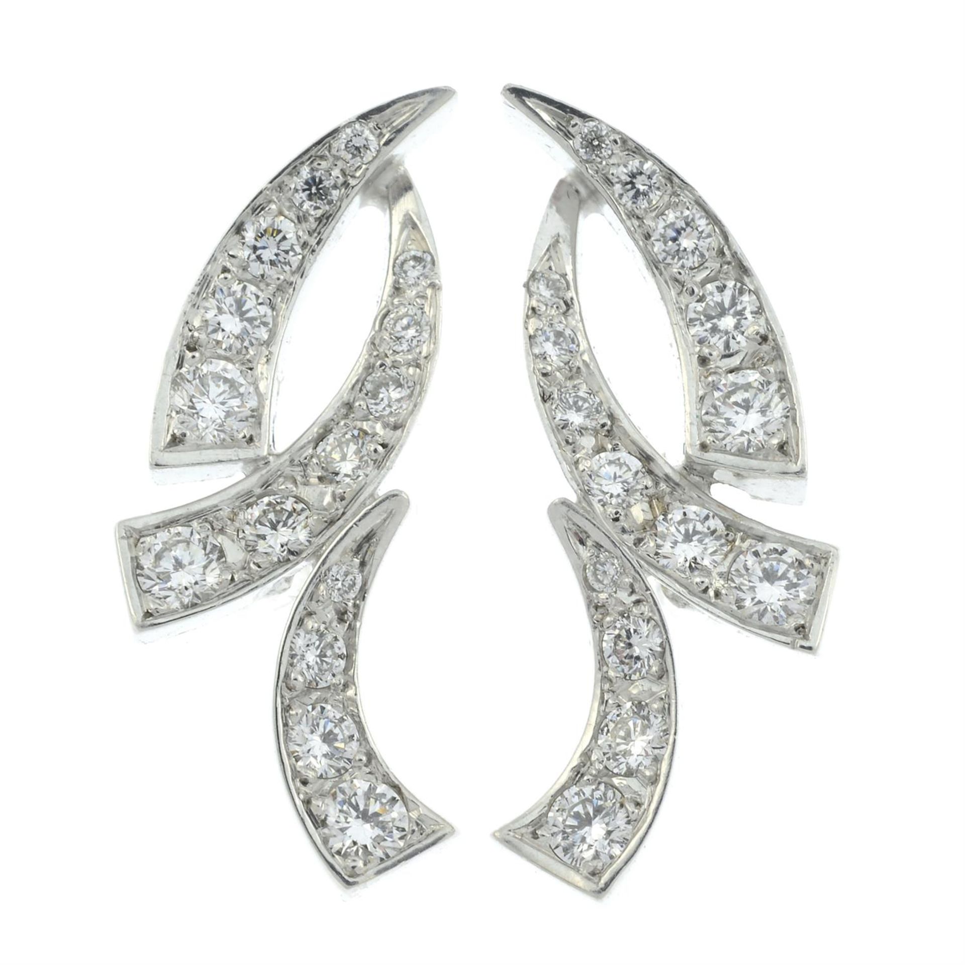 A pair of 18ct gold brilliant-cut diamond scrolling line earrings. - Bild 2 aus 3