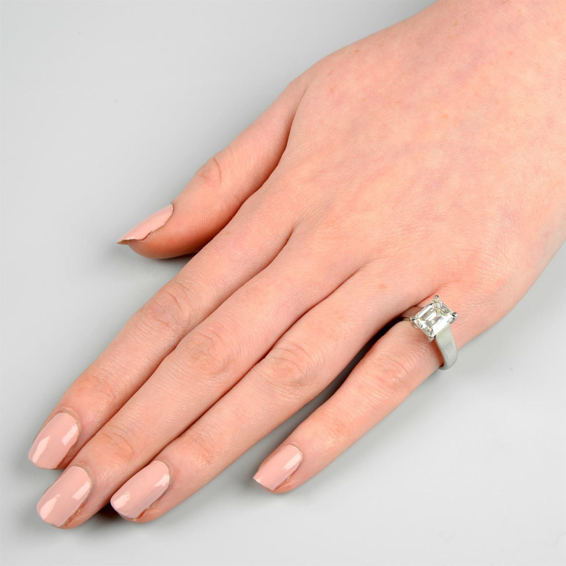 A platinum rectangular-shape diamond single-stone ring. - Bild 6 aus 6