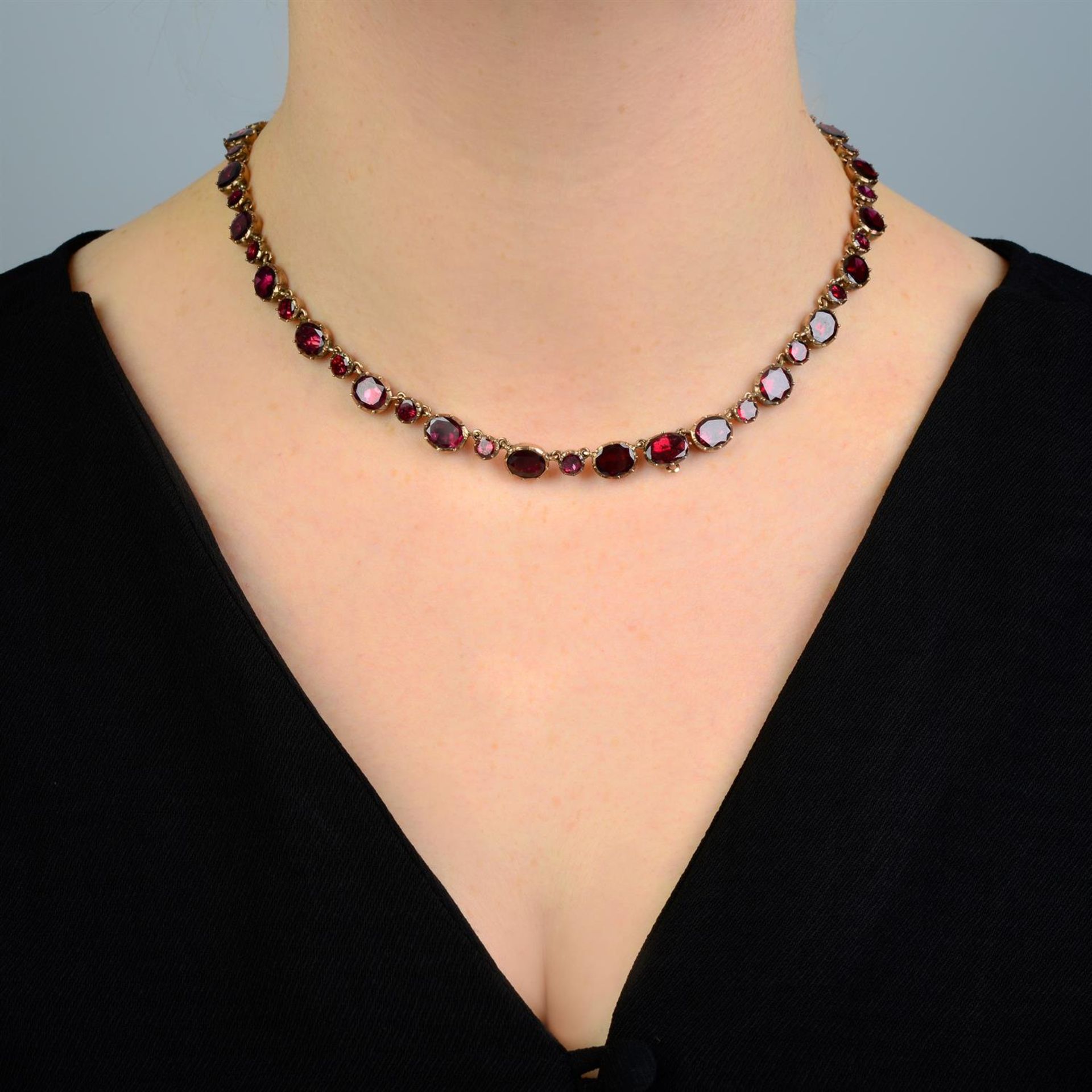 A late Georgian gold foil back garnet rivière necklace. - Image 5 of 5