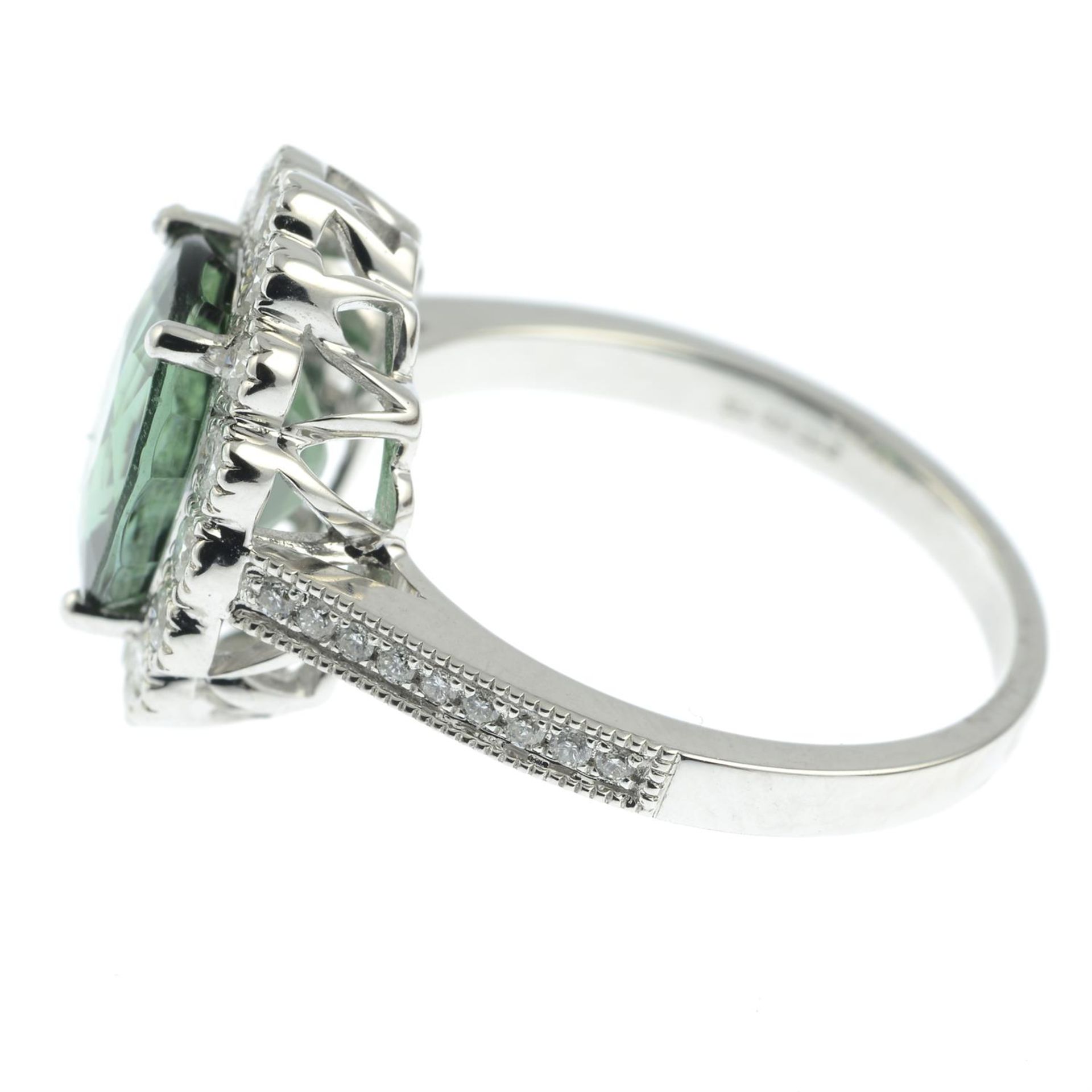 An 18ct gold green tourmaline and diamond cluster ring. - Bild 3 aus 6