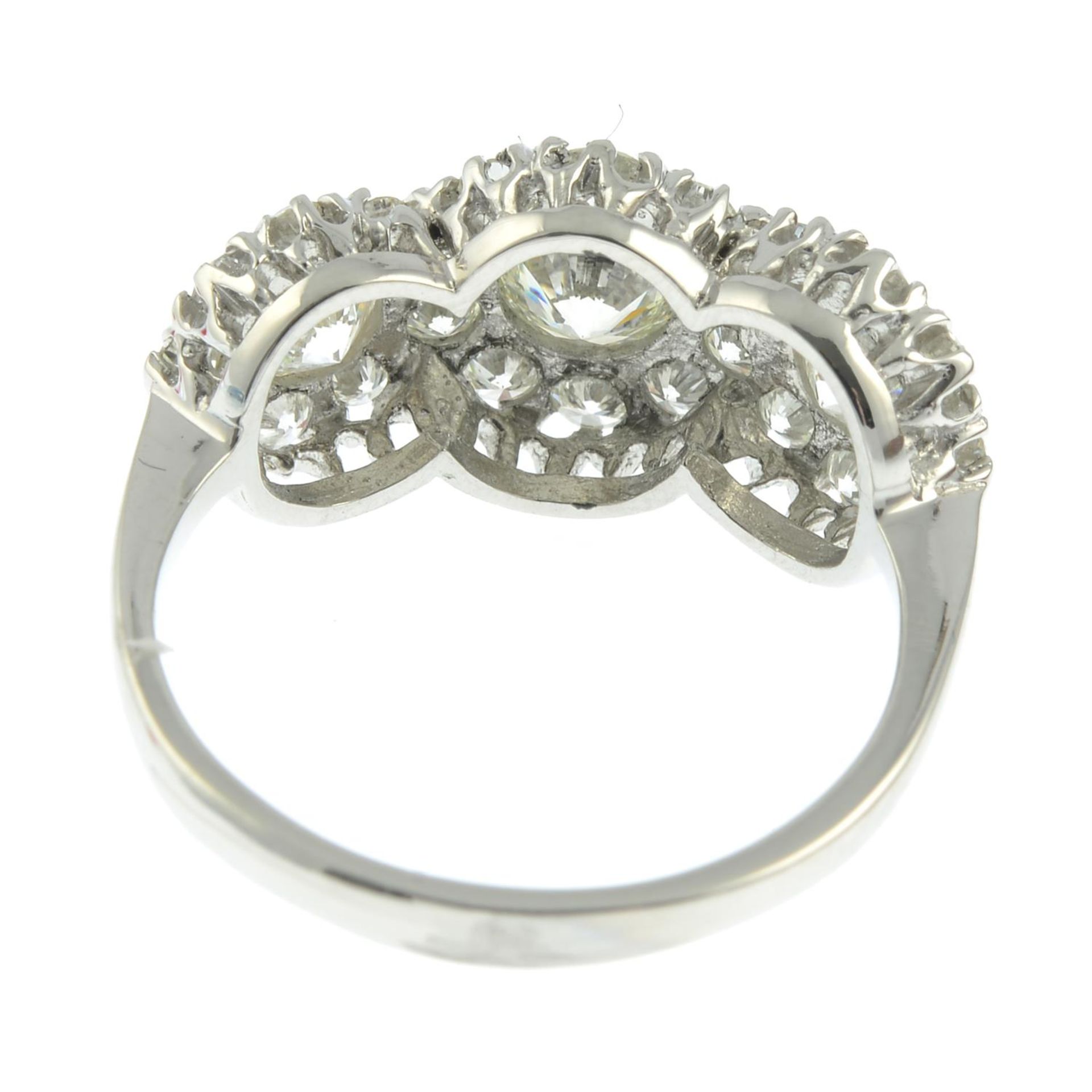 A brilliant-cut diamond triple cluster ring. - Bild 4 aus 5