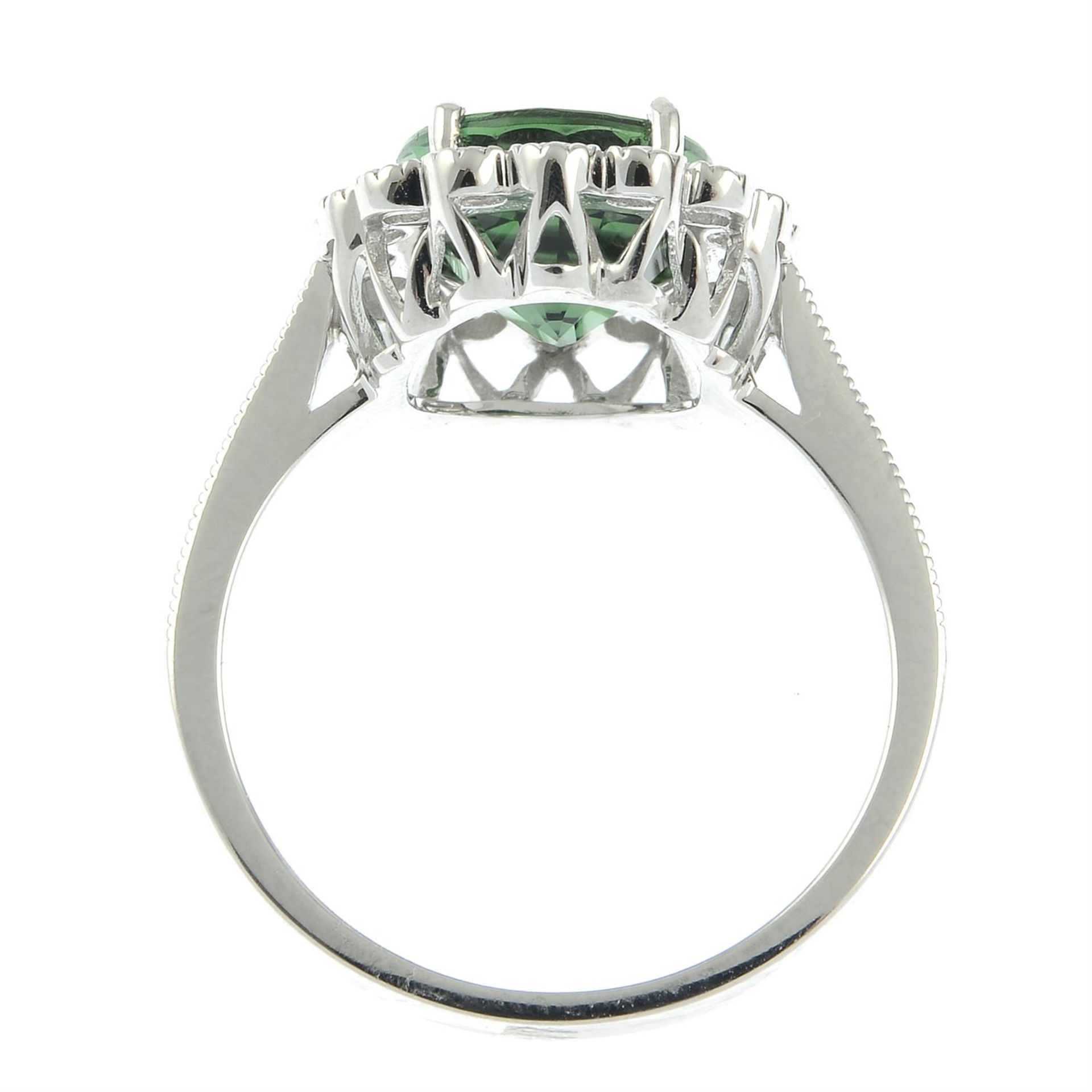 An 18ct gold green tourmaline and diamond cluster ring. - Bild 5 aus 6