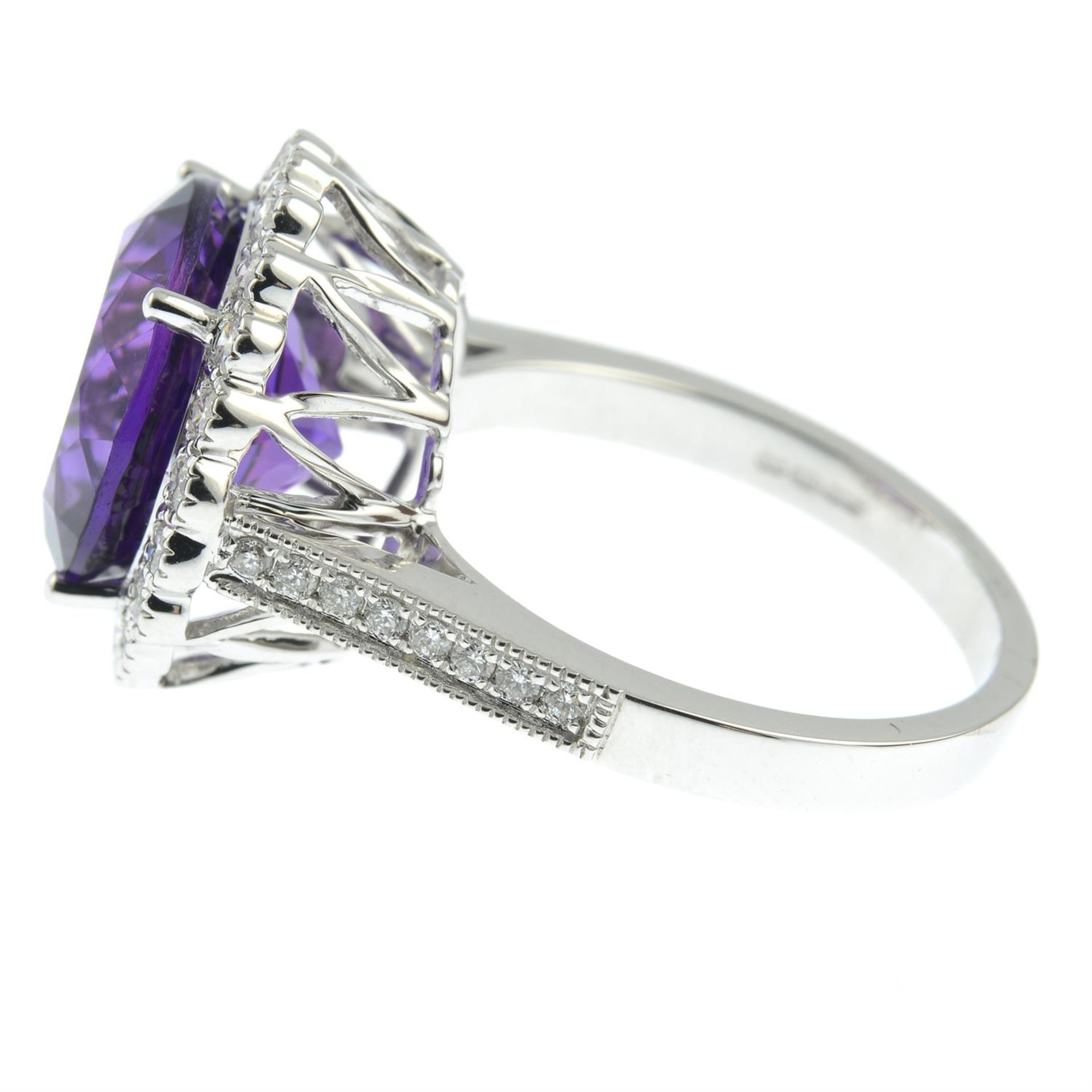 An 18ct gold amethyst and diamond cluster ring. - Bild 3 aus 6