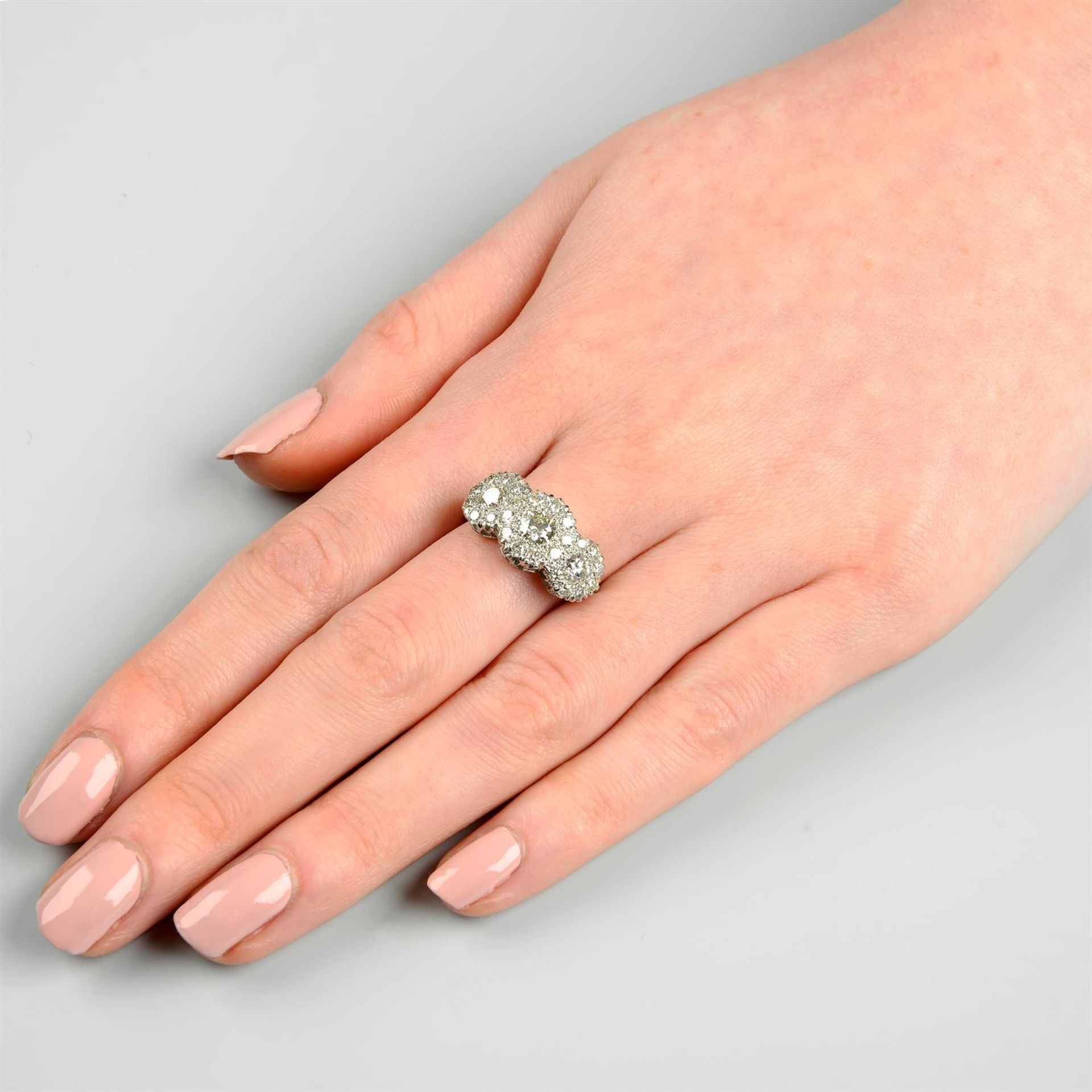 A brilliant-cut diamond triple cluster ring. - Bild 5 aus 5