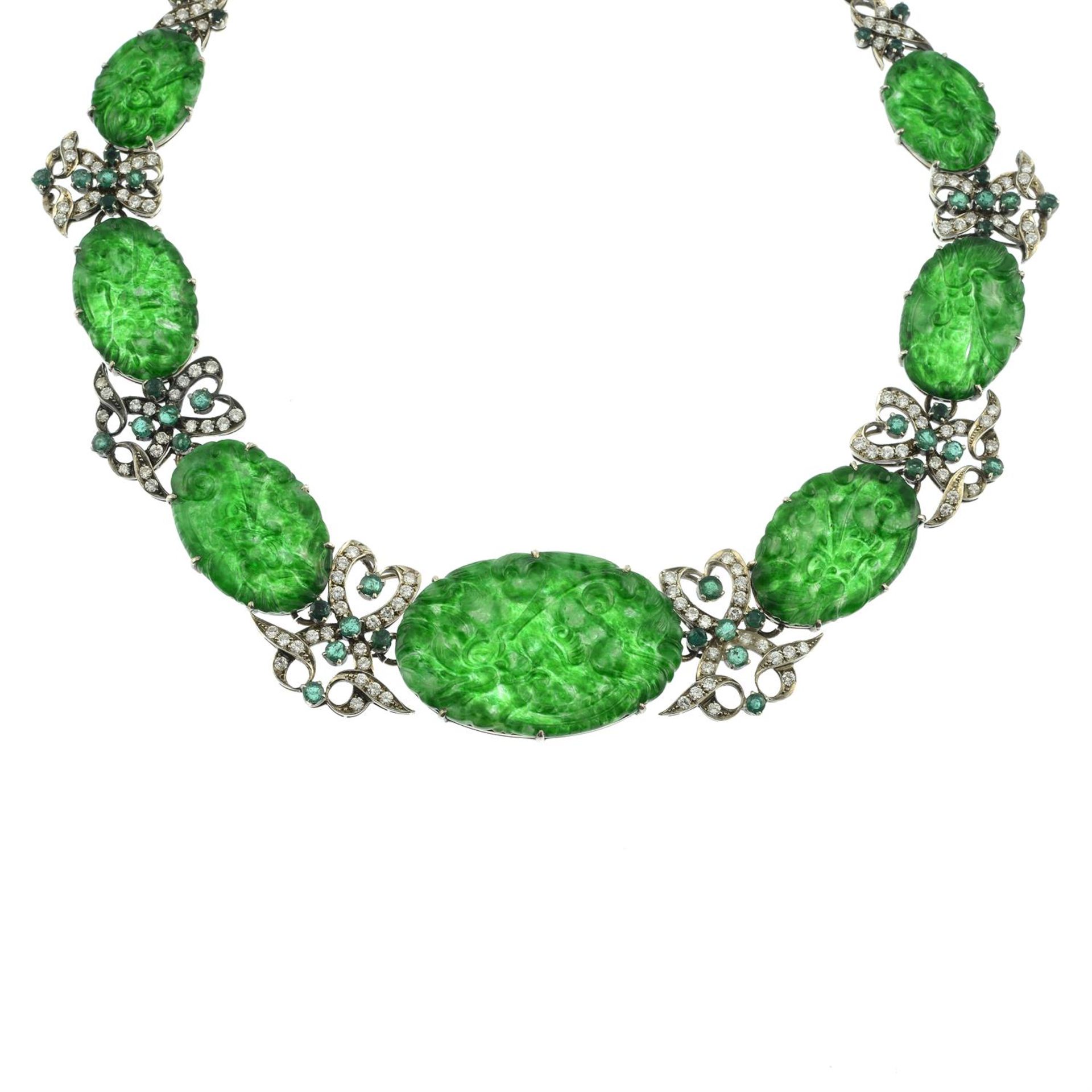 A carved A-type jade, brilliant-cut diamond and emerald necklace. - Bild 2 aus 7