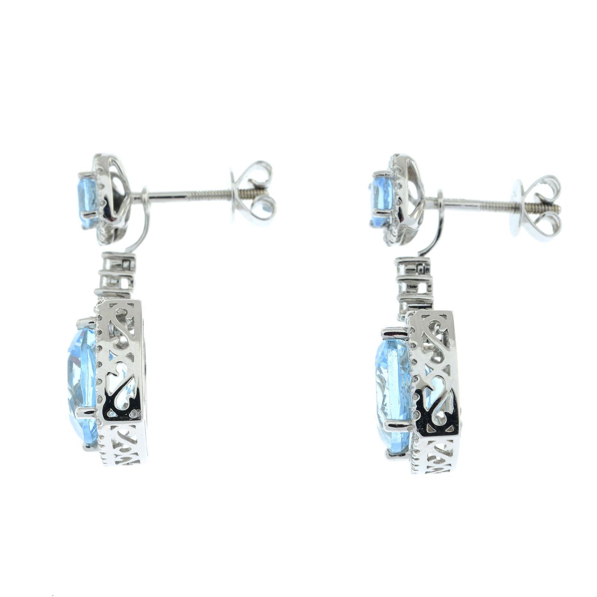 A pair of 18ct gold aquamarine and diamond cluster earrings, with similarly-set detachable drop. - Bild 4 aus 4