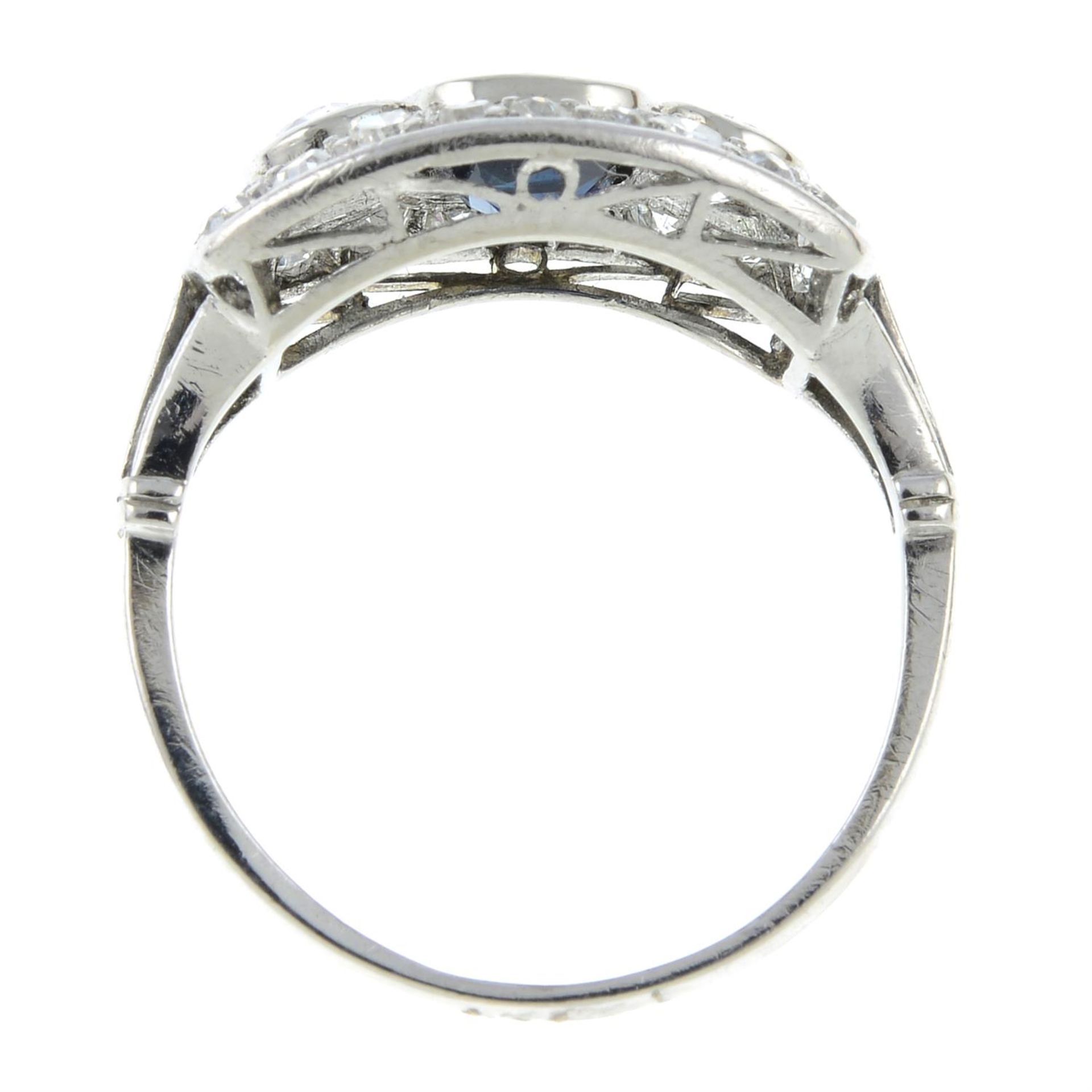 A sapphire, circular and single-cut diamond dress ring. - Bild 5 aus 6