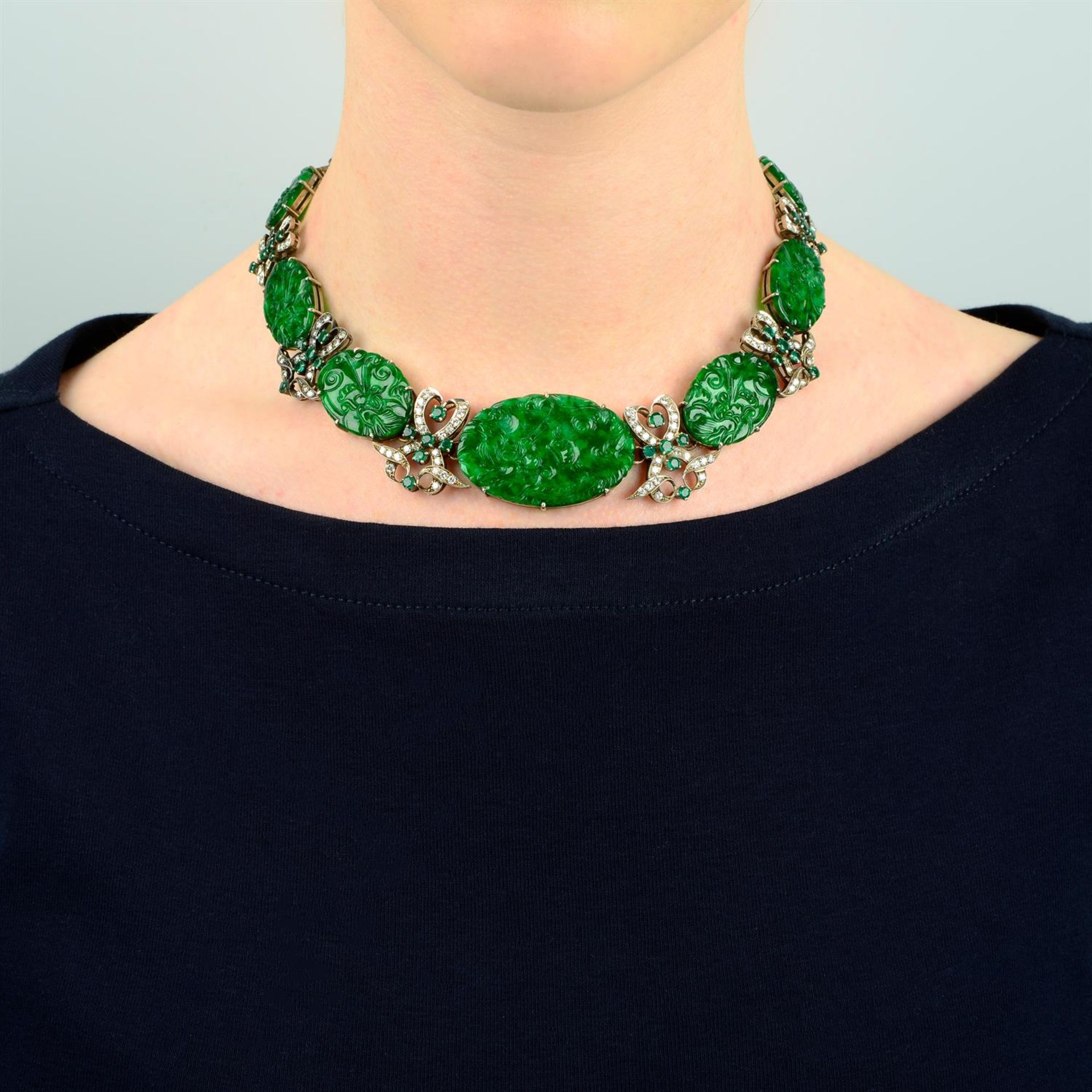 A carved A-type jade, brilliant-cut diamond and emerald necklace. - Bild 7 aus 7