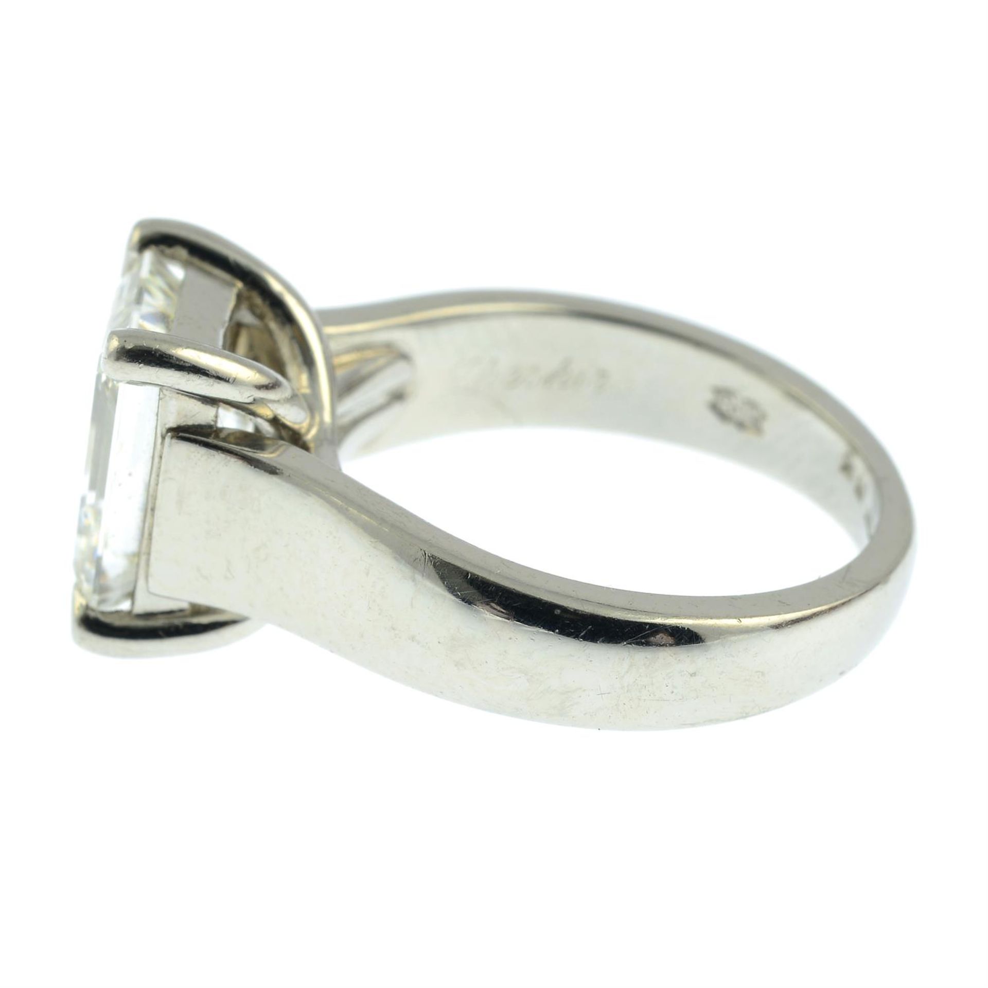 A platinum rectangular-shape diamond single-stone ring. - Bild 3 aus 6