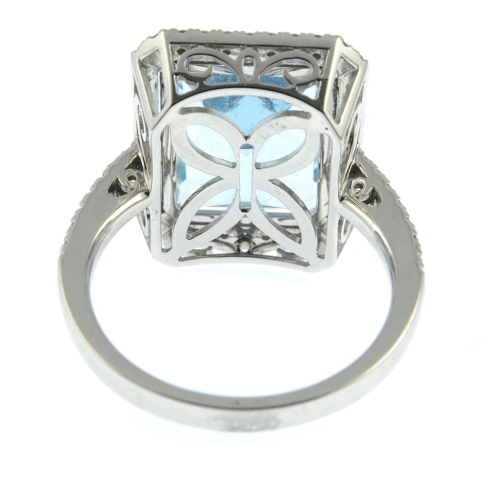 An 18ct gold aquamarine and diamond cluster ring. - Bild 4 aus 6