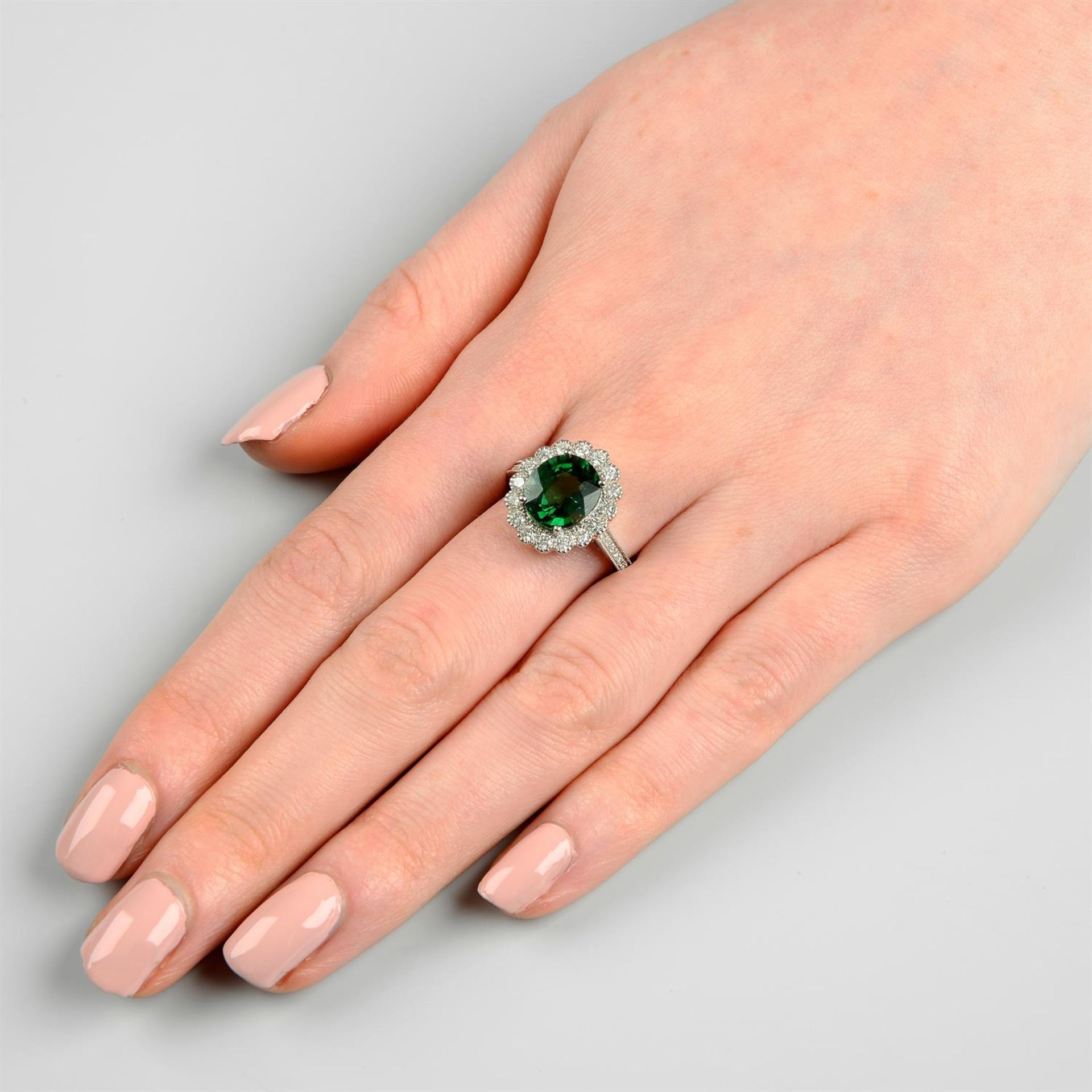 An 18ct gold green tourmaline and diamond cluster ring. - Bild 6 aus 6