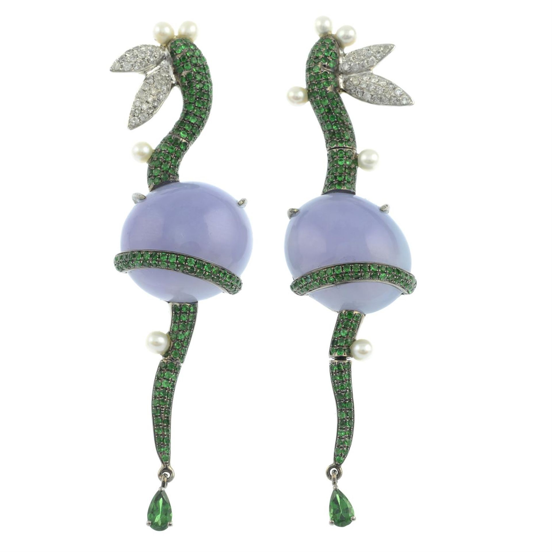 A pair of lavender jade, green garnet, diamond and seed pearl earrings, by Fei Liu. - Bild 2 aus 3