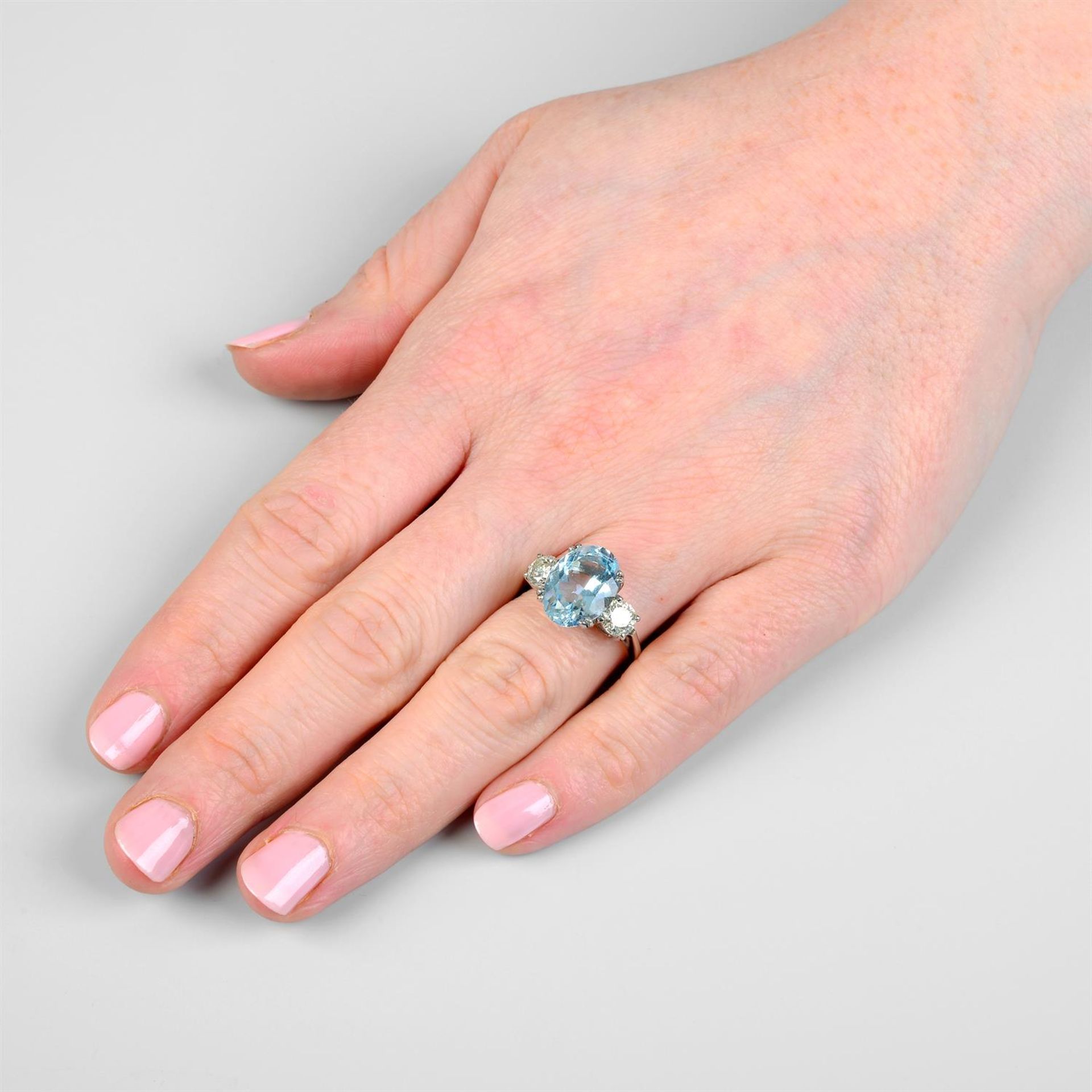 A platinum aquamarine and brilliant-cut diamond three-stone ring. - Bild 5 aus 5